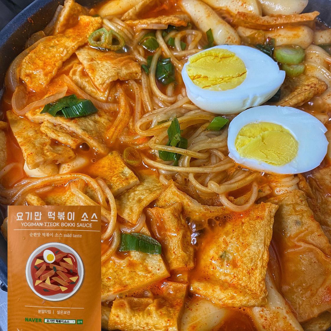 #협찬 #요기만떡볶이소스 #떡볶이소스 
안녕하세요:) 무더운 날씨 잘 보내시고 계신가요?
주말하면 분식류가 생각나지 않으세요?!😏
저는 떡볶이킬러라 뚜문뜨문 안먹어주면 생각나더라구요~!

집에 어묵이랑 떡만 있으면 맛있는 떡볶이를 
뚝딱 만들 수 있는
요기만떡볶이 분말 소스를 들고왔어요😁
특히 맛별로 종류가 무려11가지라서 이것저것 
취향대로 고를 수가 있어서 너무 좋고
특히나 가격대가 너무 저렴하다는것 😉

저는 요즘 맵찔이가 되어서 순한맛을 먹어보았습니다!
집에 있는 양파랑 떡이랑 쫄면사리랑 어묵이랑 대파 넣고,
종이컵으로 물을 2컵 부어주고 분말소스 넣어서
끓여만 주면 맛있는 떡볶이 완성😋
사리를 넣어서 밍밍하면 어떻하지 했는데 
소스가 부족하지 않아요! 😝😝
달달하니 초등학생들도 좋아할거 같고
학교앞에 파는 떡볶이가 생각나더라구요💓💓
누구나 먹을 수 있는 호불허없는 떡볶이맛🥰

다음번엔 옛날고추장맛 떡볶이를 만들어 봐야겠어요😌😌
떡볶이 집에서 자주 만들어 드시는 분들!
이거 챙겨놓으면 너무 좋을 것 같아요👍🏻
오늘도 잘 먹었습니다.🙇🏻‍♀️

📩상품링크 : smartstore.naver.com/yogiman/products/10258208428