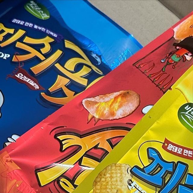  냠냠쨥쨥 on Instagram: "*협찬 글루텐프리 단백질스낵 피쉬팝
#피쉬팝 #다이어트간식 

🍴요즘 다이어트중이라 그런지 단백질 많은 식품들에 눈길이 가더라구요><

🍴그래서 닭가슴살, 계란 등을 자주 먹고있는데 점점 과자같은 간식이 땡기기 시작함..... 솔직히 간식 없이 못살잖아요ㅜㅜ 저만 그런가욥🥲

🍴그래서 찾은 제품이 바로 이 피쉬팝!! 단백질이 무려 13g이나 들어있어요 계란 2개와 단백질양이 동일하고, 글루텐프리 식품이라 다이어트 할 때에 먹어도 죄책감이 없답니다><><><

🍴원래는 델리황 매운맛을 좋아하고 주로 먹었었는데 피쉬칩 칠리맛도 겁나 맛있는거있죠!! 운동 끝나고 집가면서 단백질 보충겸 먹을려고 헬스장에 가져옴 ㅎㅎ

🍴이거 정말 꼭 먹어보셔야 하는게 과자땡길때 대체식품으로 완전 딱이에요! 다이어트 식품으로 만족 못해서 맨날 입터졌었는데 이거는 만족감 100% 게다가 고단백질 제품으로 근육도 뿜뿜💪🏻

🍴제품링크 : https://bit.ly/3HyVpQT

#다이어트과자 #단백질과자 #단백질간식 #헬스간식 #글루텐프리 #다이어트안주 #피쉬팝허브솔트 #피쉬팝오리지널 #맥주안주"