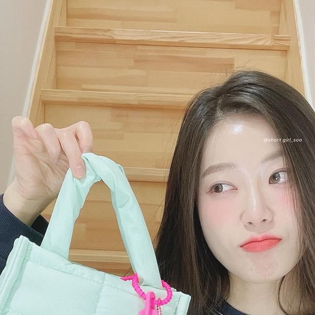 쑤🍑🐳 on Instagram: "#협찬 moraisland7 모라도해 🍬알록달록 솜사탕백 민트그레이 구름구름한☁️ 파스텔톤 색감🩵 뽀용뽀용 넘예💗 데일리백으로도 포인트코디로도 증말 사랑스럽구 이쀼