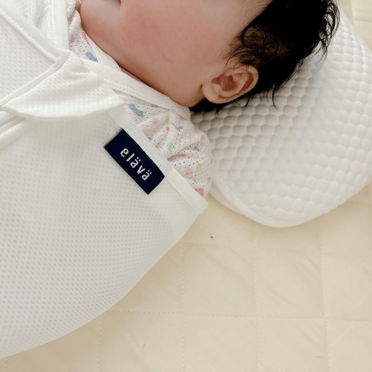 #제품제공
elava_official 
petitelin_official 

’엘라바 좁쌀 스트랩‘
모로반사 심한 도현이에게 딱
얇고 부드러운 원단이라
덜 더워하는데다가
중간에 있는 좁쌀주머니로 안정감까지 업!
밑은 뚫려있어 기저귀갈기도 편해서
자꾸자꾸 손이가는 데일리아이템이에요~

‘엘라바 슈크림 베개’
에어홀 실리콘 베개로 통세척 후에도
원형유지가 되기때문에
오랫동안 새것처럼 쓸수있어요
냉감원단 커버는 손닿자마자 시원한 느낌이라
열많은 아가들 태열방지로도 좋답니다😘

#엘라바스트랩 #신생아속싸개 #속싸개 #아기속싸개 #스와들스트랩 #모로반사 #출산선물 #엘라바베개 #아기베개 #신생아베개 #두상베개 #태열베개 #베개추천