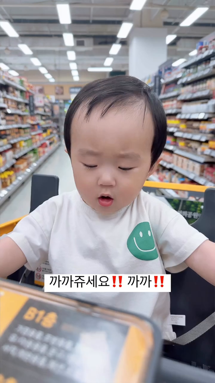 #397일 #13개월진입 #13개월아기
⠀
엄마빠 부끄럽게 마트에서 까까달라고 소리소리를🫣
아기사또과자를 깜박해서 사또밥을 사서 줬더니
달달한 맛에 굉장히 매우매우 흥분상태🤣
⠀
⠀
⠀
#아기과자 #까까 #까까주세요 #사또밥 #존맛탱 #jmt
#범띠아기 #아들스타그램 #아들육아 #장보러가는길 
#릴스베이비 #아기릴스 #초보릴스 #릴스중독 #귀여운아기 ⠀
