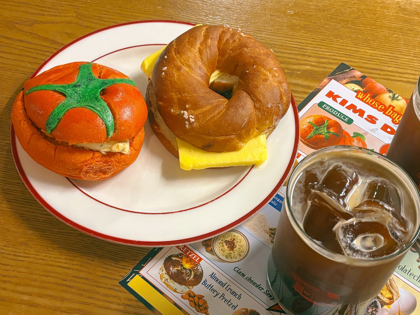 🍅

송년회를 못해서 신년회겸 여자 셋이서 석촌모임
나의 친한 언니, 동생이었던 두명을 소개시켜주고
이렇게 셋이 모일 수 있어서 넘 좋은 조합,
결이 비슷하다는 건 신나는일☘️
좋아하는 사람들이 모여서 시작하는 일월의 첫주✍️