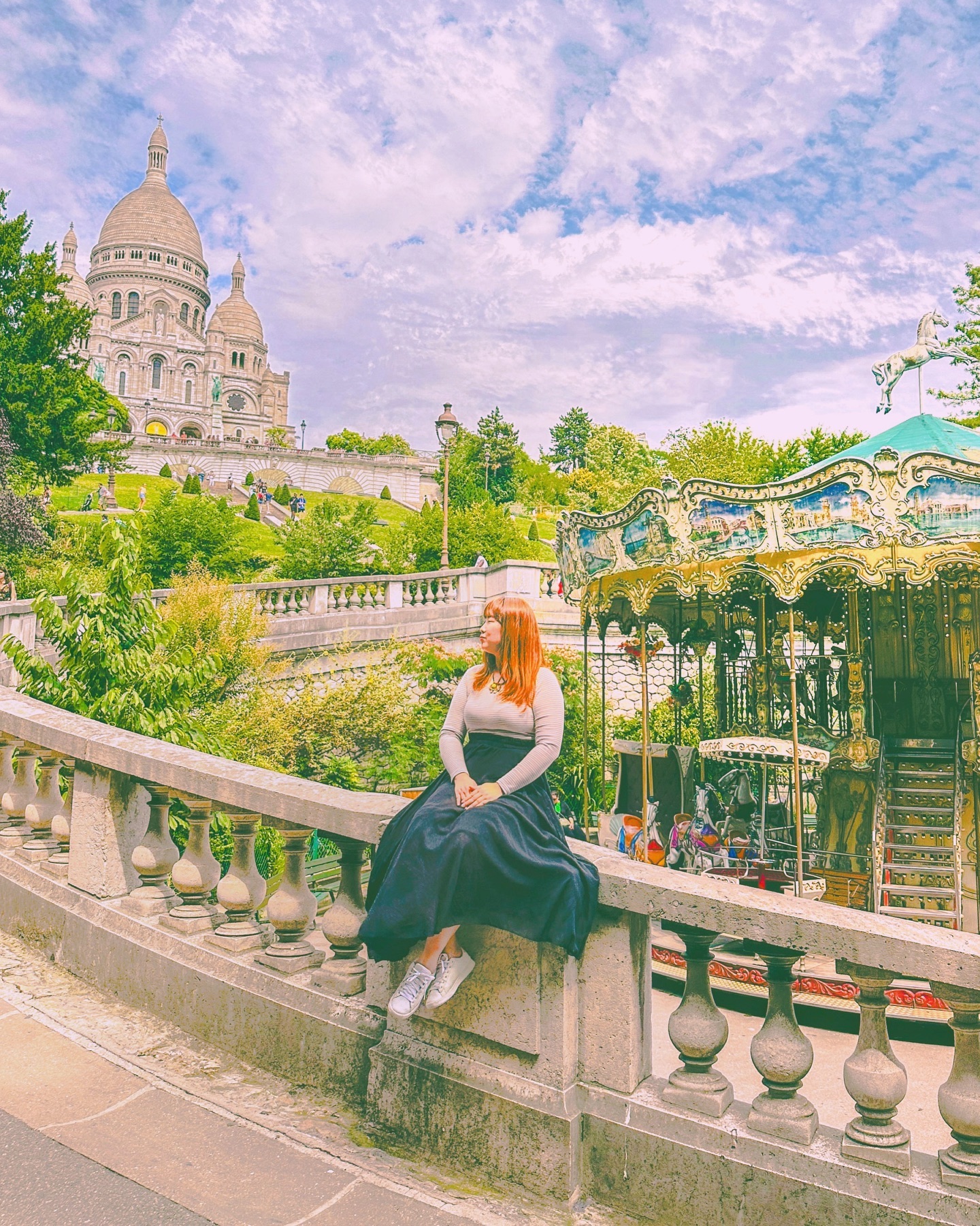 파리, 그 한 달 간의 이야기🗼몽마르트편2🌳
Paris, Je suis là🗼Montmartre🌳

몽마르트 하면 가장 먼저 생각나는 이 곳👒
회전목마와 사크레쾨르 성당이 함께 보여서
더욱 동화같은 분위기가 낭낭하게 느껴지는
루이미쉘광장의 계단 길이에요🌳

🗼루이미쉘 광장에서 바라 본 사크레쾨르 성당
(Square Louise Michel, 18e)
▪️6 Pl. Saint-Pierre, 75018 Paris

평소에는 팔찌형들(?)이 많아서 어쩌면 몽마르트에서
가장 예쁘면서도 어떤 관문같이 느껴지는 곳인데요🥲
정말 다행인건 파리올림픽의 몇 안되는 순기능으로
경찰이 많이 배치되어서 제가 가본 몽마르트 중
상대적으로 가장 안전한 느낌이었다는 거에요😲

하지만 18구는 언제나 조심하셔야 한다는 점 !
단체로 뭉쳐서 다니시는 분들은 당연히 덜하겠지만
혼자 다니는 분들은 특히 주의가 필요한 곳이에요‼️

#사크레쾨르성당 #사크레쾨르대성당 #몽마르뜨언덕 #몽마르트언덕 #파리여행 #파리스냅 #montmatreparis #sacrecoeur 

Copyright (C) ⓒ by travelwithsera .
All pictures cannot be copied without permission.