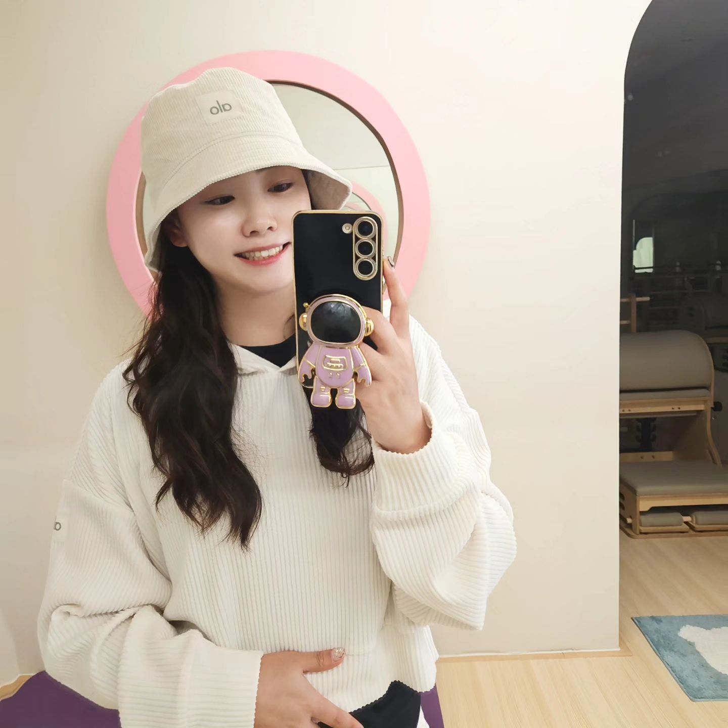 붓기 아니고 살입니다....

하와이 가기 전부터 살이쪘는데
하와이를 다녀오고 부쩍 늘었네요, 제 체지방이요 :)

안돼!!
다시어트를 해볼까합니다.
라고 말했다가 언니들이 비웃음....ㅋㅋㅋㅋㅋㅋㅋㅋ

아 왜 빼고 유지하는건 장기간이었는데
호로록 찌는건 이렇게 빠를까요?☺️

오늘 물 2리터 마시기 하고있습니다!
이제 한 컵남았어요. 1.5 마셨습니다 꿀꺽

강의 준비한다고 한 달을 필라테스를 못갔어요.
그리고 오랜만에 갔더니 몸이 삐그덕 🤖 거렸어요....

그리고 지금 이순간부터 내일 아침까지 
물빼고는 안먹을게요? 공복 12시간!!!!! 

제 스스로를 못믿어서 이렇게 막 적어둡니다 ❤️‍🔥ㅋㅋㅋㅋ

저 영양사였던거 아실까요..?ㅎㅎㅎㅎ
본인 식단 제일 못 챙기는 전 영양사....

전공도 좀 살려서, 건강한 것 좀 찾아먹어볼까해요..
탄수화물과 간식 러버는 이제 없어질게요?

ㅋㅋㅋㅋㅋ간만에 좀 살이쪄서 굉장히
각성하고 있는 중이에요.  티나죠😆😆😆

하와이에서 #alo 운동복이 핫하대서 쇼핑갔는데
살이 쪄서 아주 편한 츄리닝을 사왔습니다 이쁜가요!
상하의 세트에 모자까지 손 후덜거리며 샀어요 ㅋㅋㅋㅋ
비...비싸.... 하와이는 다 비싸.....🥲

ㅋㅋㅋㅋㅋ 공기는 하와이가 좋고
물가는 우리나라가 낫습니다 여러분🥲

내일부터 저랑 다이어트 하실 분🐒🐒🐒ㅋㅋㅋㅋ
일단 우리 내일 아침까지 물만 마시기로해요???
도전 💦?????

#다시어터#다짐어터#매우살찜#하와이여행끝
#알로운동복#알로츄리닝