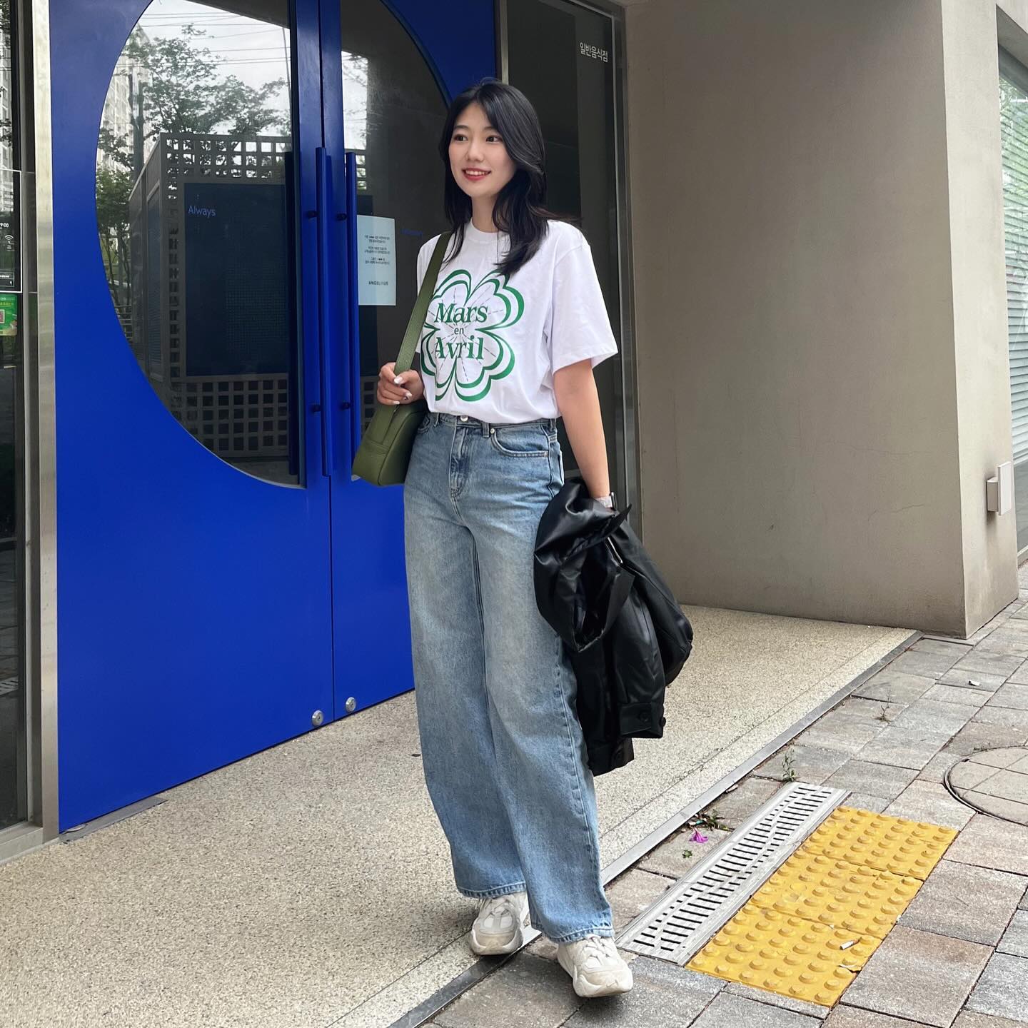 mars_en_avril_official 🍀
고퀄리티 클로버 그래픽이 넘모 맘에 드는 나염티 발견✧⁺⸜(･ ᗜ ･ )⸝⁺✧
회원가입시 바로 사용 가능한 5천포인트와 신상 20% 할인 행사까지
진행 중이니 모두덜 마스언에브릴로 행운을 입어보세요(~˘▾˘)~
⠀
#행운을입어요 #브랜드디자이너 #여름신상 #예쁜티 #나염티 #프린트티 #여름코디 #여름코디추천 #오오티디 #데일리룩 #ootd #dailylook