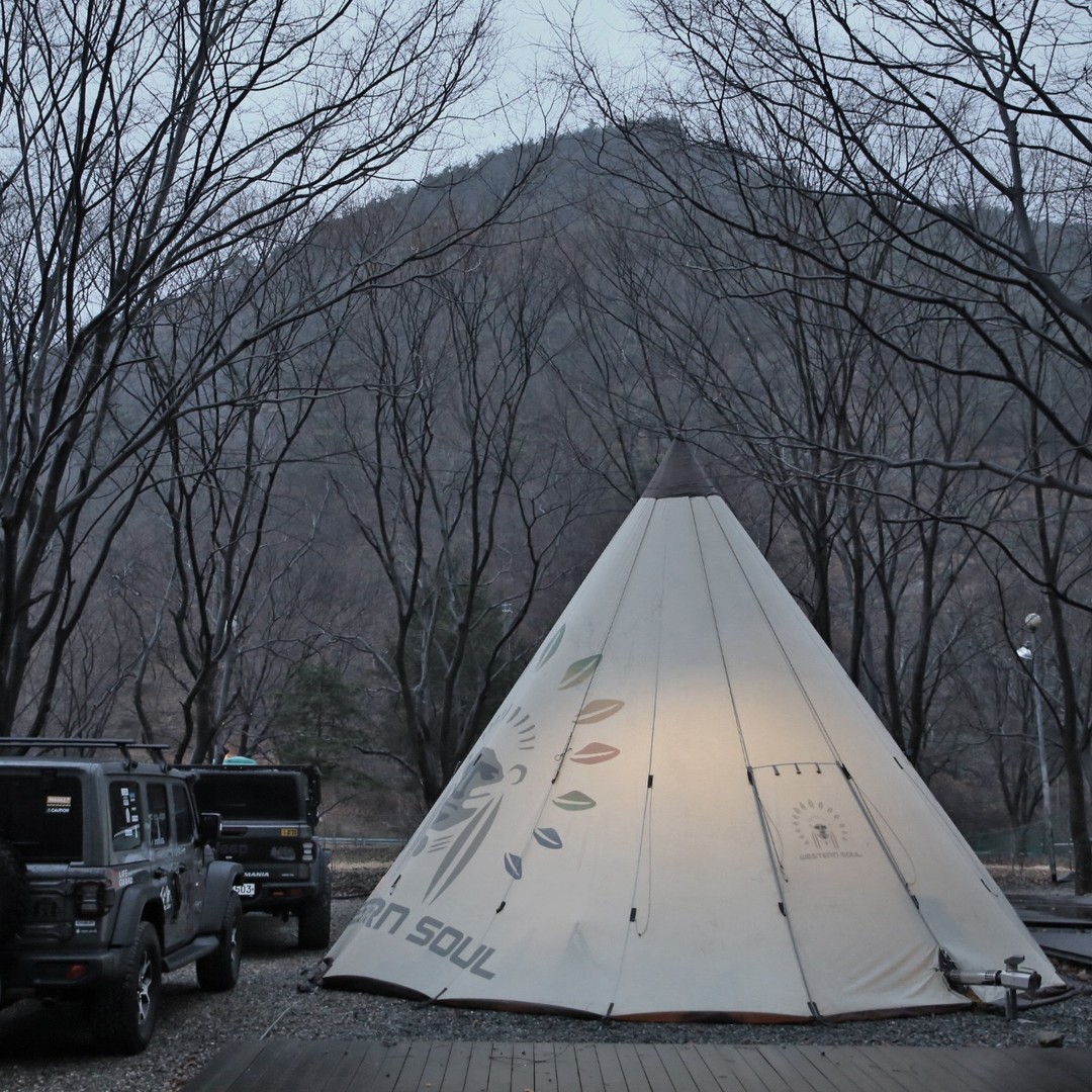 2023년 마지막일을 함께한 지인들.
역시나 지치지 않는 즐거움으로 
거친 똥바람을 이겨내며 하루를 보냈습니다.

간만에 티피텐트를 피칭해서~
불멍도 하고 낮부터 달렸더랍니다. 

1박 2일. 
내년엔 더 재밌는 짚라이프를 위해.....
jeepwrangler 캠핑,차박을 위해....

다들 한 해 고생들 많았고 또 내년엔
더 멋진 차박, 캠핑 라이프를 즐기자고요. 

#キャンプ #キャンプ #キャンプ用品 #ソロキャンプ #ジープラングラー #JEEP #랭글러 #차박 #캠핑 #Wrangler #jeepwrangler #camping #짚라이프 #지프오너 #지프오너다이어리 #jeepkorea #노숙자들 #세종오버