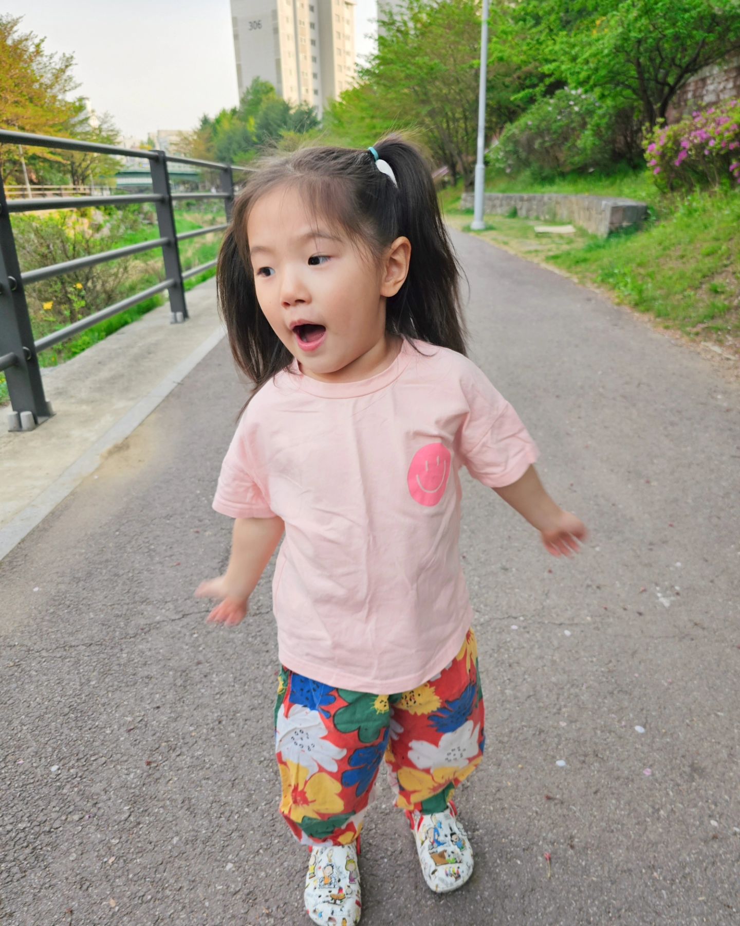 ❁ ʂσσ. ʝι ◡̈+1231 ᴅᴀʏs ෆ⃛

 #주말기록 #주말일상

오늘 날씨 너무 좋아 꼬맹이랑 산책
날씨가 완전 여름･᷄-･᷅

#산책 #딸이랑산책 #바깥은여름 #벌써여름
#공원에서놀기 #귀여움주의  #딸스타그램
#수지의하루 #수지그램 #딸사진찍는재미
#40개월딸  #딸맘 #육아기록 #일상 
#육아소통 #육아스타그램 #koreankids