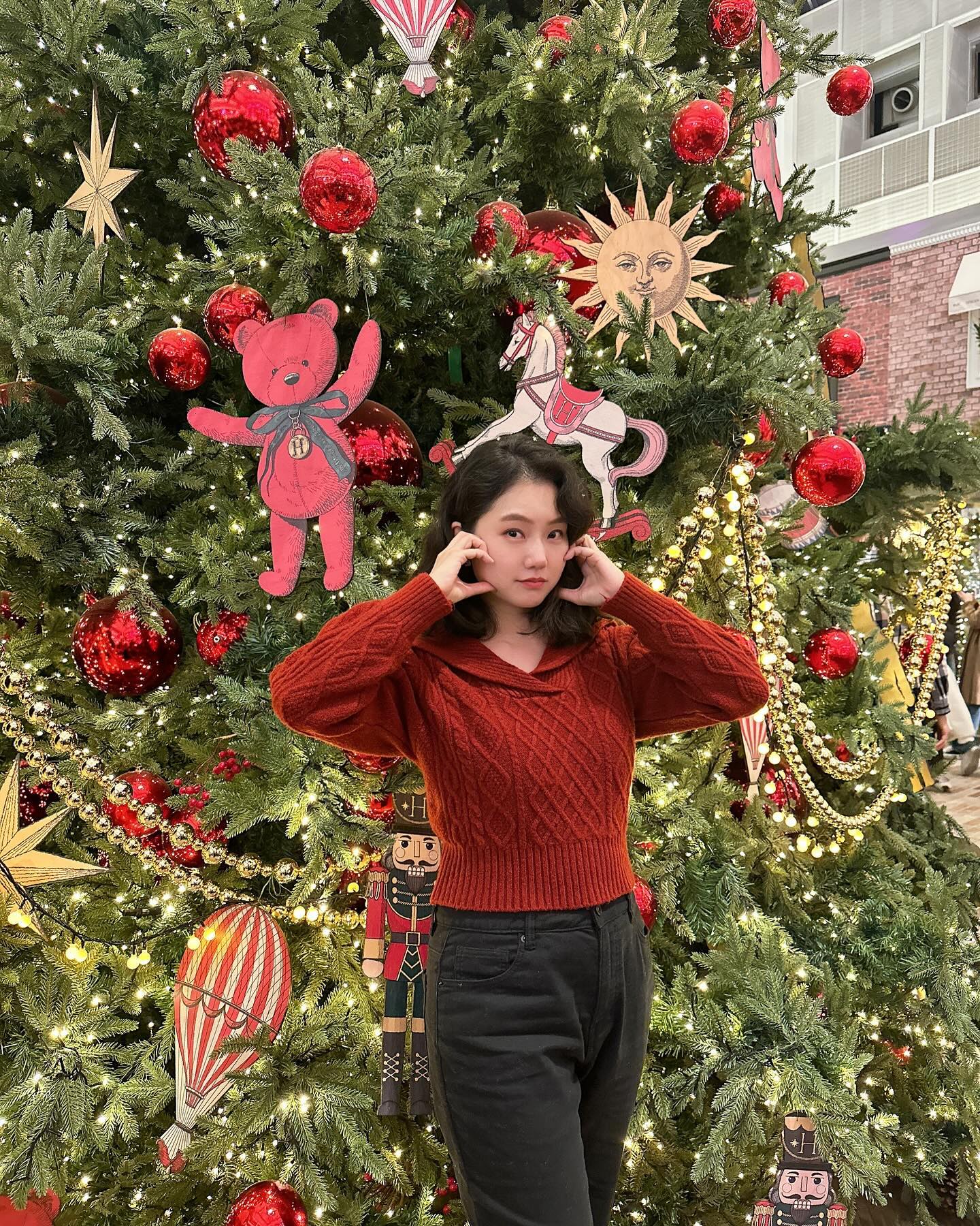 12월 첫날에 갔던 핫플❤️
예약하고 1시간 반뒤에 들어가긴 했지만 밥먹고 구경하다보니 금방 연락이 왔다🌲 크리스마스 느낌 내기엔 최고의 장소🎅🏻