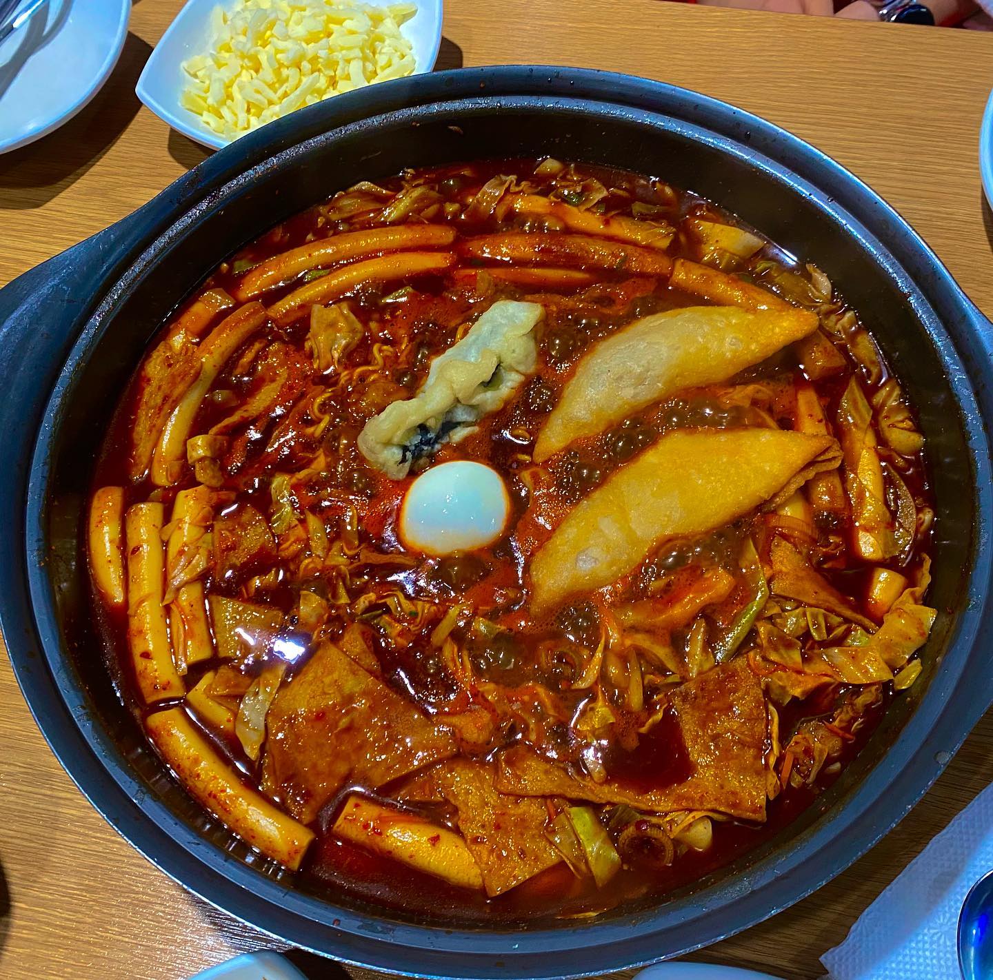 한양대 즉떡 일짱 다녀왔습니당😋
1인분에 4천원 갓성비 떡보끼였어요!
추워진 요즘 날씨에 다글다글 끓여먹으니 행복😭

맛은 매콤 달달한 추억의 맛
대학가라서 저렴하고 맛있는 즉떡을 파시는거 같구 마지막에 볶음밥 슥슥 먹으면 천국감니당😇

대표메뉴: 
즉석떡볶이 1인분 4000원

📍스마일 즉석떡볶이 (서울 성동구 마조로 39)
🕐 Open 10:30 ~ 21:00 Mon-Fri
10:30~16:00 Sat
(Break 15:00~16:00)

.
.
.

#한양대 #한양대맛집 #서울맛집 #서울데이트 #먹팔 #맛팔 #떡볶이 #즉석떡볶이 #서울즉석떡볶이 #왕십리역맛집 #왕십리맛집 #왕십리역점심 #즉떡맛집 #맞팔 #디마에
.