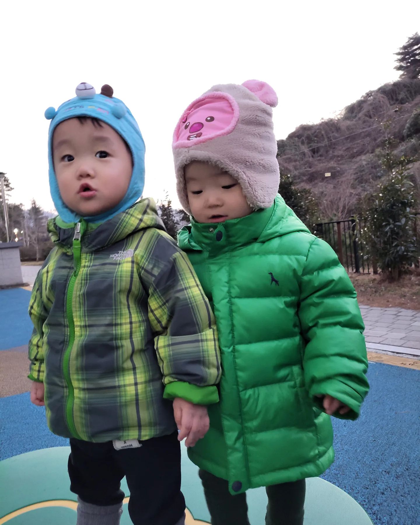 날씨가 너무 춥네요~
16개월둥이들도 완전 무장하고 얼집으로 갔어요~ 손이 너무 작아 맞는 장갑을 찾기가 어렵네요ㅎㅎ
손이 빨갛게 되도 놀이터만 가면 손시려운줄도 모르고 놉니다ㅋㅋ

#등하원룩 #쌍둥이 #쌍둥이육아 #이란성 #이란성쌍둥이 #이란성남매둥이 #이란성둥이 #이란성쌍둥이👶🏻👶🏻 #이란성쌍둥이😘 #이란성쌍둥이남매 #이란성쌍둥이다그램 #등원룩 #등원 #등원길 #등원샷 #등원복 #등원룩코디 #등원완료 #등원코디 #등원패션 #등원룩패션 #등원스타그램 #16개월아기 #16개월 #16개월아가