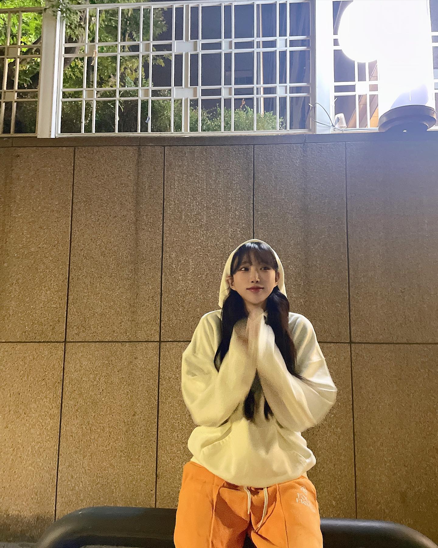 마지막 장 제목 : 우끼끼🐒

#협찬 #팔로우 #좋반 #l4l #selfie #셀카 #selca해외직구 #편집몰 #직배송 #해외배송 #auregente #Likeforlike #ootd #러블리룩 #데일리룩 #데일리코디 #아웃핏 #후드티 #hoodie #미니멀룩 #캐주얼룩 #컨템포러리 #MZ #Instafashion #ootd #직배송 #GVG #GVGSTORE #koreanstyle