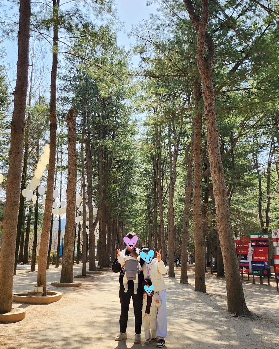 춘천여행🌿

우리 집에만있는 성격은 정말 못되나봄ㅎ
이번 주말 되자마자 어디 놀러갈까하다가
영민이는  숯불에 고기 궈먹고싶다하고
유주는 수영하고 싶다하고
난 그냥 멀리 여행 가고싶어서
날씨부터 확인후 강원도만 날씨가 햇빛쨍쨍인거 보고
춘천으로 펜션 알아봐서 바로 예약하고 출발 ㅋㅋ즉흥ㅋ

우리 시우는 태어나보니 엄빠가 
여행중독이라 주말마다 시우둥절ㅋㅋㅋㅋㅋㅋㅋ
그래도 울지도않고 잘따라와줌 진짜...효자🥹
우리 유주는 깨방정ㅎㅎㅎ🥰

즐거웠던 1박2일 강원도여행 퍼풱뜨!👍

우리 여보, 아들, 딸 사랑해👨‍👩‍👧‍👦❤️

#주말여행 #춘천여행 #가평 #남이섬 #내새끼들사랑해 #여행중독 #육아일기 #일상 #남매맘