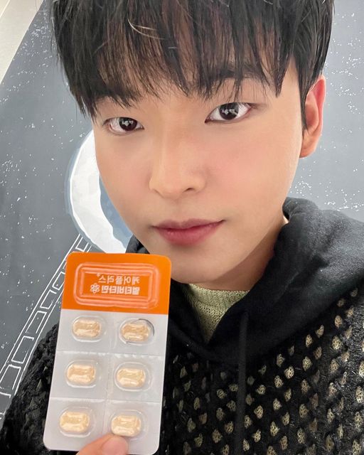 주형 on Instagram: "#광고 ✔️ 상하제약 멀티 비타민 👉🏻 햇빛만으로 채우기 힘든 비타민D가 일일 영양성분기준치 100% 함유되어 있어요 🫧 👉🏻 비타민D는 햇빛으로 자연적 생성되
