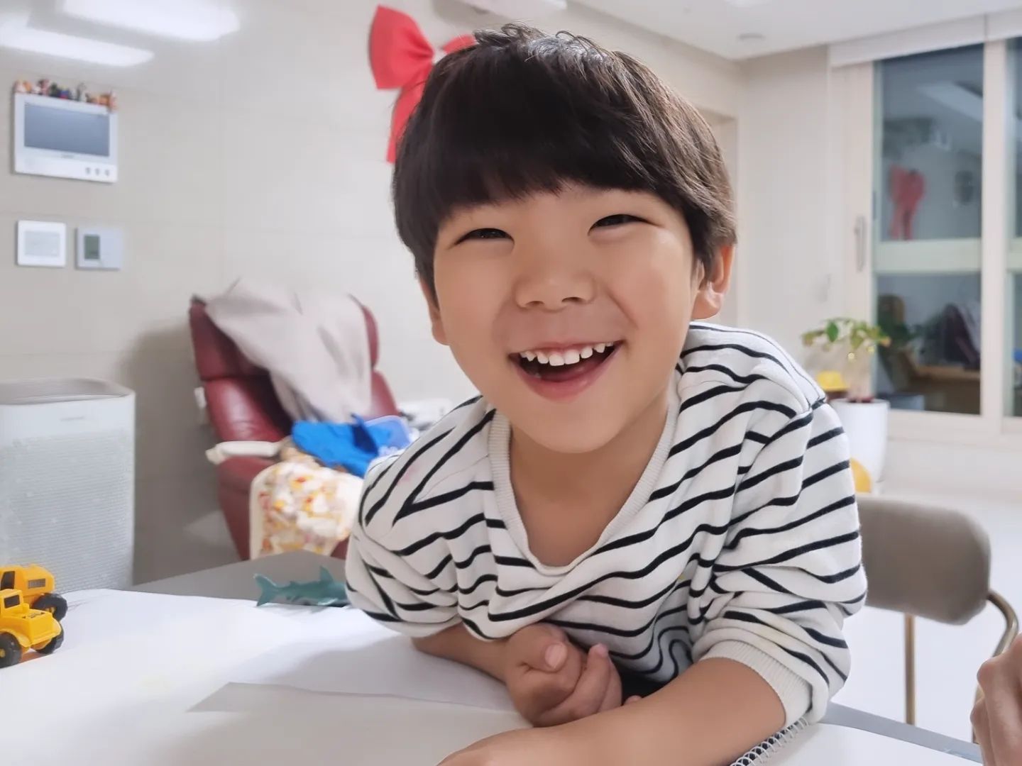 .
#협찬 에서 정규회원으로 새로 시작하게 된 엘리하이키즈
.
1월 새해 공부습관 잡기로 시작했던 엘리하이키즈
벌써 3개월의 협찬기간의 마지막 날
1년 약정을 결심하고 가입을 부탁드렸어요
.
엄마의 방목육아도 한몫했지만..학습의 ㅎ도 준비안된 상태였는데
3개월간 매일 빠짐없이 엘리하이키즈 노출이후
우리 까까에게 관찰된 긍정적인 변화들
.
밥먹 듯 매일 오늘의 학습을 하는 것이 습관화 되었고
죽어라 거부하던 펜을 잡고 끄적이기 시작
다양한 워크북들도 뒤적뒤적, 짧은 시간 엄마와 워크북도 하고
숫자쓰기, 알파펫 쓰기 스스로 시작
형아와 함께 컨텐츠들을 가지고 놀며 스며들듯 배우고
은근히 쌓이는 국어, 영어 어휘들이 체감되는 수준
.
사실 빙글이 어릴때 태블릿, 온라인 강의 
여러개 실패의 경험이 있어요 어린 까까는 생각지도 않았어요
그러다 초등 고학년이 된 빙글이를 위해 알아보다 알게된 엘리하이
이번 체험단도 엘리하이컨텐츠가 궁금해서 시작했던 건데
엘리하이뿐 아니라 엘리하이키즈도 이렇게 만족스러울 줄 몰랐어요
.
까까와는 5돌이 되는 가을쯤 엄마표학습을 시작할 계획인데 
그 전에 엘리하이키즈로 한글, 영어, 수학을 꾸준히 노출하며
본격적인 학습 시작시 심리적인 허들을 낮춰주려해요
.
4월1일부터 가격인상된다는데 그 전에 보다 저렴히 계약해서 만족
다만 3개월간 정든 화상담임선생님과 이별
새로운 선생님과도 재밌게 수업할 수 있겠죠?
.
.
.
#알콩달콩빙글이네 #까까그램 #아들스타그램 #둘째그램
#두번째도어려운육아 #엄마표홈스쿨 #유아사고력 #유아학습지 #엘리하이키즈 #메가스터디교육 #공부습관 #공부정서 #틀려도괜찮아 #천천히하면돼 #넌너무멋져 #감사한일상
