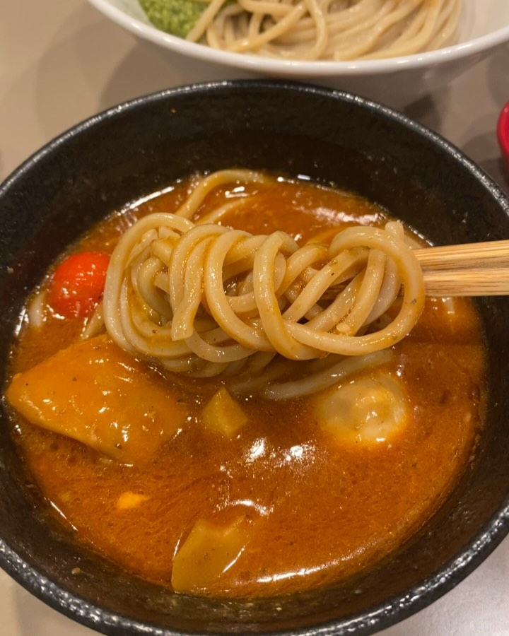 나는 새우 좀 한다 하는 사람은 환장할 새우바질 츠케멘 🦐💚
새우 통채로 갈아서 국이 바다향 그자체.. 
돼지고기+새우+바질+죽순+계란조합 🥹🫶
너무 맛있는데 저렴하기까지! 
안에 기계로 티켓 구매하면 된당! ⚠️ 온리 캐쉬 💰 

웨이팅은 감안해야함 🙄

#새우츠케멘 #츠케멘맛집 #도쿄츠케멘 #도쿄츠케멘맛집 #도쿄새우 #새우바질츠케멘 #도쿄여행 #도쿄맛집 #도쿄일상 #좋아요 #맛집추천