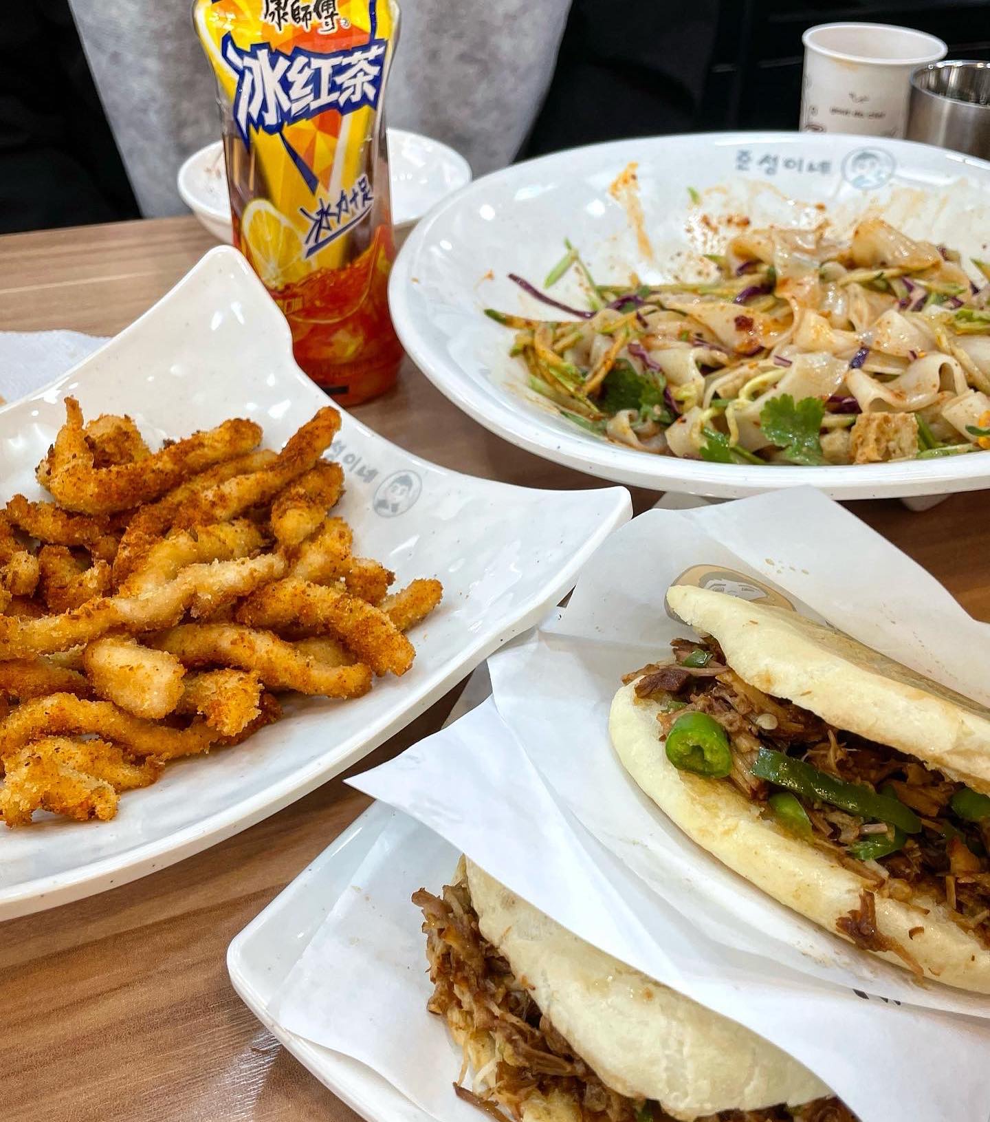 #협찬 #푸즐_건대입구 [준성이네]
맛집의 옆집도 맛집! 량피가 맛있는 #준성이네 
(사실 다 맛있어요...ღ)

📍서울 광진구 뚝섬로27길 48
📍10:30-21:30 (매주 월 정기휴무) 

#량피 와 #로우자머 를 아시나요??
량피는 ‘시원한 껍질’ 이라는 뜻의 중국집 비빔냉면인데요!
한국에선 아직 량피를 하는 집이 드문데 마침
량피를 대표메뉴로 하는 #량피맛집 이 있어 방문했습니다🤤

💡쥬르륵 부은 건 땅콩소스에 식초가 섞인 소스인데 고소하고 새콤하고
넓적한 면과 고수, 오이가 한데 어우러져서 딱 시원한 비빔면!
면이 특이했는데 밀가루면 같으면서도 곤약스러운 탱글탱글한 식감이었어요!

💡로우자머는 중국식 폴드포크 버거(?) 라고 할 수 있겠네요ㅎㅎ
장조림+바베큐맛이 섞인듯한 부드러운 고기에 고추가 송송 들어가있고
겉은 바삭하고 속은 촉촉한 번이 감싸고 있는데 정말.. 맛있어서 헉 해버렸어요.. ॱଳ͘ !! 
빵+고기러버인 제 입맛 원픽❗️

💡닭가슴살 튀김은 그냥 담백하고 퍽퍽한 가슴살 튀김이겠거니 했는데
이게 웬걸;;;;;;;; 얇고 바삭한 튀김옷에 쯔란소스 팍팍뿌려져있는데
가슴살은 또 왜이리 쵸크쵸크하신지!?!?
하나먹으면 또 집어먹고 있는 중독성 갑!

저는 등산 후에 방문했는데 시원한 량피와 로우자머 한입에 
닭가슴살 튀김까지 먹으니 맥주를 참을 수가 없었답니다 _@

가성비 넘치는 가격에 가심비 넘치는 맛으로
퇴근 후 맥주한잔과 가볍게 식사하기에도 딱 좋을 것 같아요🤗

넘 맛있었어서 조만간 따로 또 방문할 것 같습니다 (╯•﹏•╰)♥

부담스럽지 않은 중국음식! 새로운 음식을 도전해보고 싶다면 #준성이네 에서 량피와 로우자머 추천드려요 ღ 

◽️량피 8,000원
◽️로우자머 4,500원
◽️닭가슴살튀김 6,000원 

#건대맛집 #건대맛집추천 #건대중국거리 #건대중국집 #건대중식당 #건대입구맛집 #자양동맛집 #광진구맛집 #뚝섬맛집 #홍단 #인스타체험단_홍단