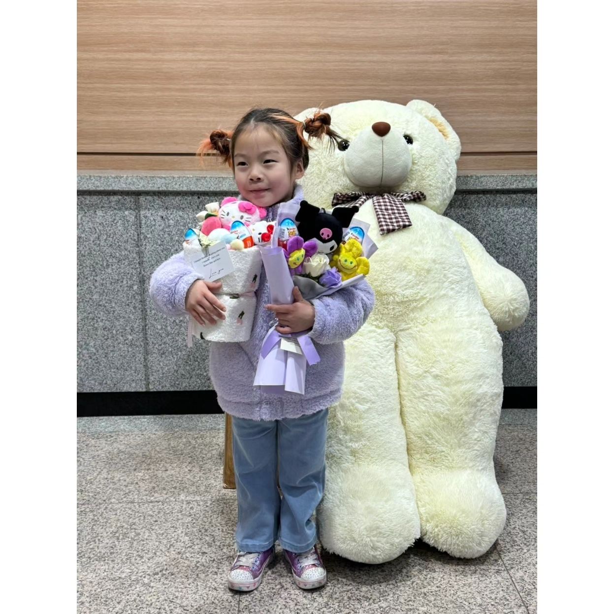 첫발표회 🌼 첫꽃다발 💐 
미미이모 일끝나고 와서 피곤할텐데 예쁜꽃도 사와주셔서 감사합니다
엄마가사준 크로미꽃다발도 예쁘다
첫발표회 잘 끝마쳣다 👍 
.
.
.
.
.
.
#첫발표회 #잘 #마무리했다 #내년에도 #잘해봐 #벌써 #궁금
