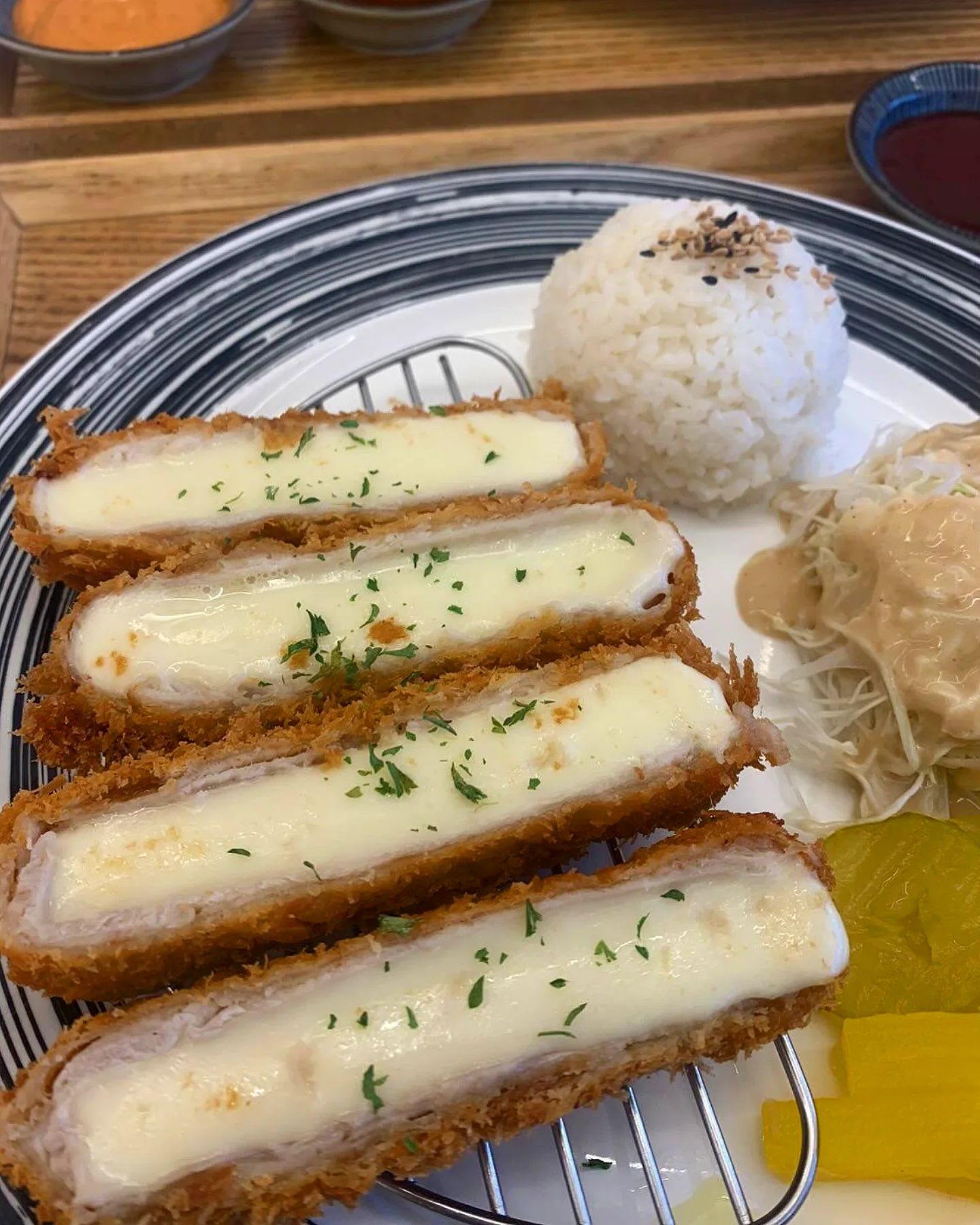 오랜만에 먹은 최고당 돈까스❗️
고구마 치즈 돈까스를 좋아하는데
오늘은 치즈 돈까스가 더 맛있었다😚
치즈 엄.청 늘.어남.
.
.
.
#최고당돈까스 #경산맛집 #경산사동맛집
choigodang_cutlet