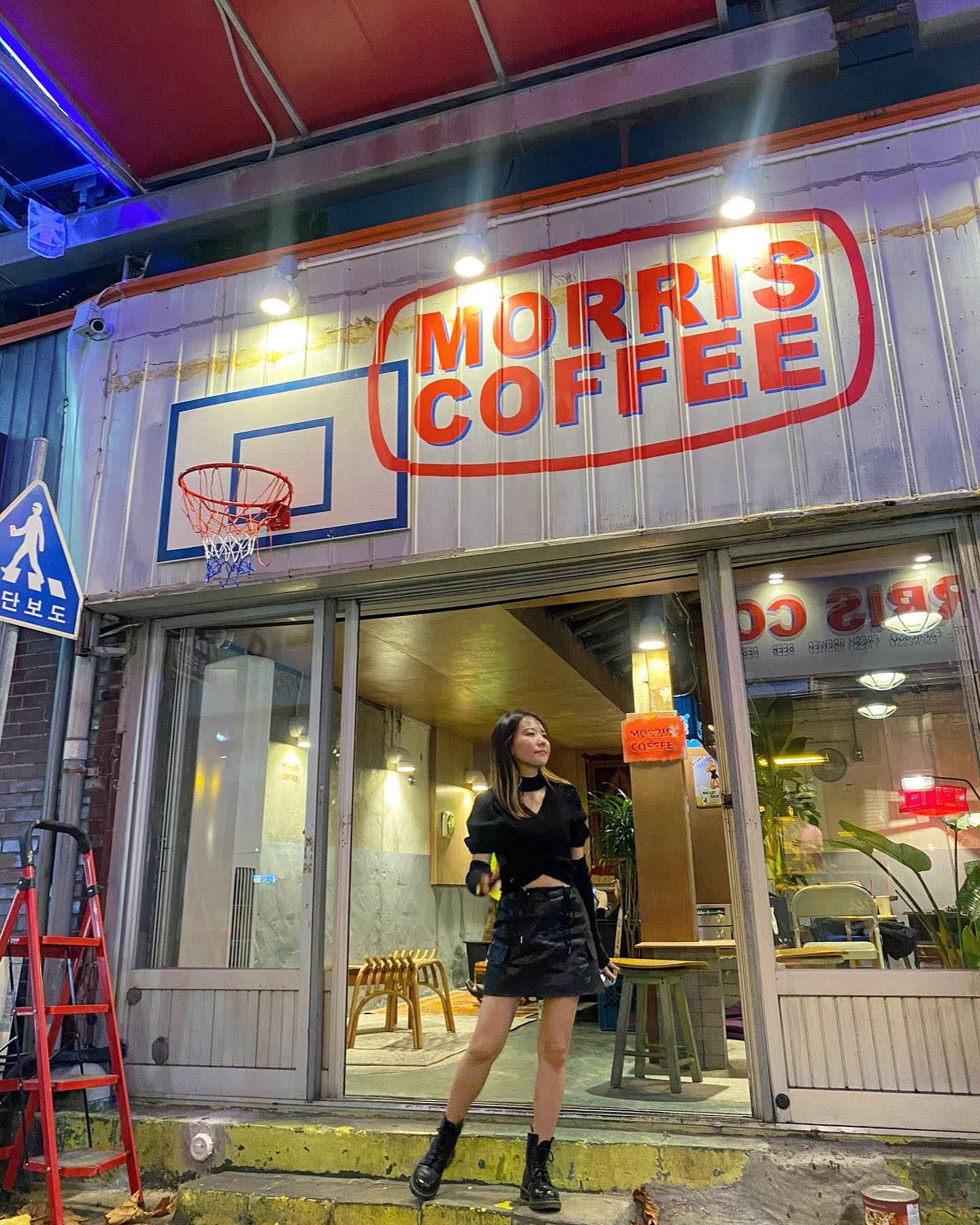 ( KCM 팔토시 훔쳐버리기! )
방천시장 초입에 위치한 #모리스커피대봉점 morris_coffeee 
카운터 공간 맞은편에도 좌석이 있는 신기한 구조.
옛날 슈퍼갬성이 느껴지면서도
시장과 이질적이지 않게 꾸며진 분위기와 농구골대 등
곳곳에 많은 포토존이 있어 재밌게 즐기기 좋았당!! 🏀⛹️‍♀️

.
.
.
📍대구 중구 달구벌대로 2222 모리스커피, 대봉동 12-9
(2호선 경대병원역 3번 출구, 도보 284m)
⏰ 10:00-22:00

#대구신상카페 #대구신상맛집 #대봉동카페 #김광석거리 #김광석거리카페 #방천시장 #방천시장맛집 #모리스커피