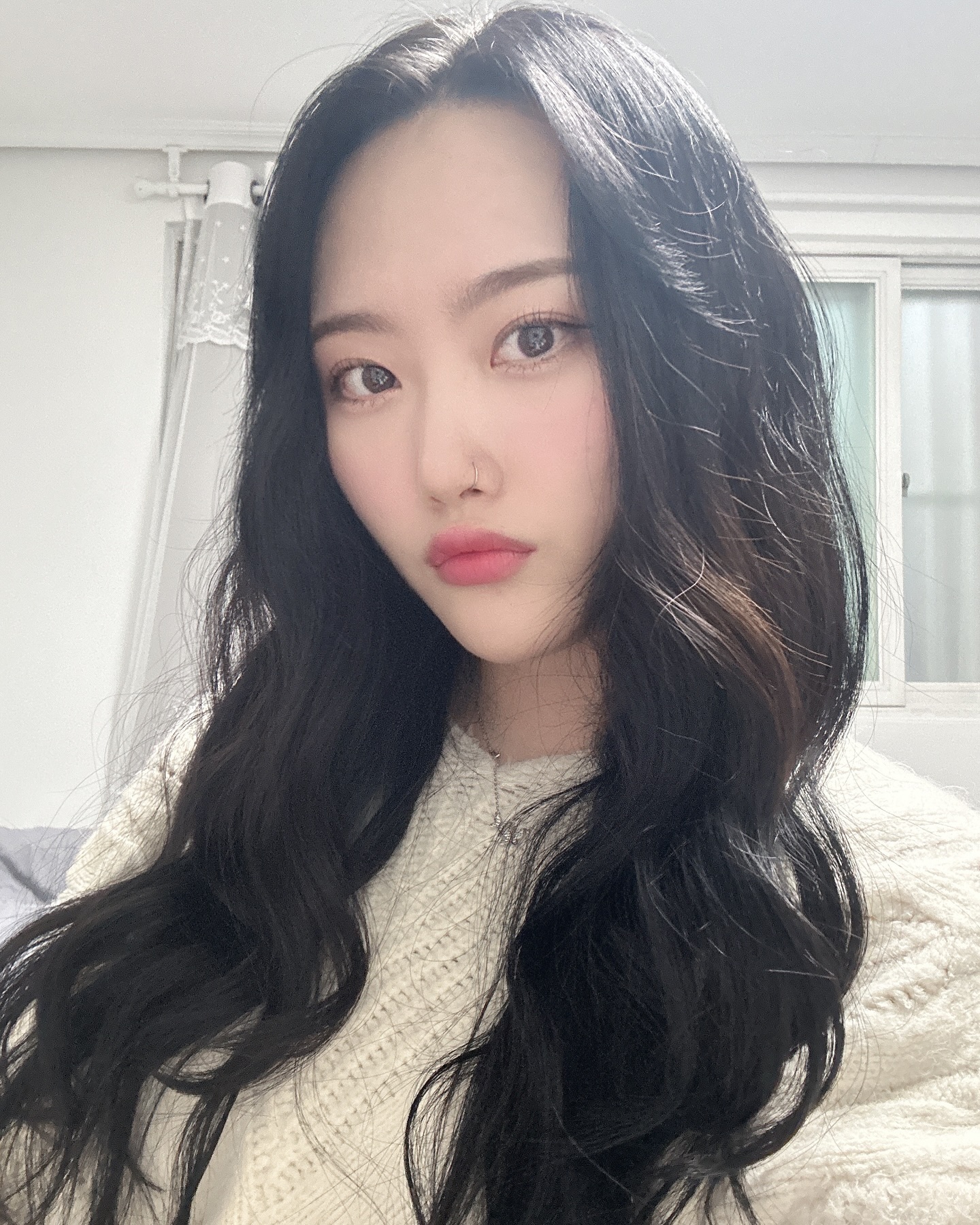 앞머리 만들어(오래된 지인들) vs 앞머리 없애(비교적 오래되지 않은 지인들)