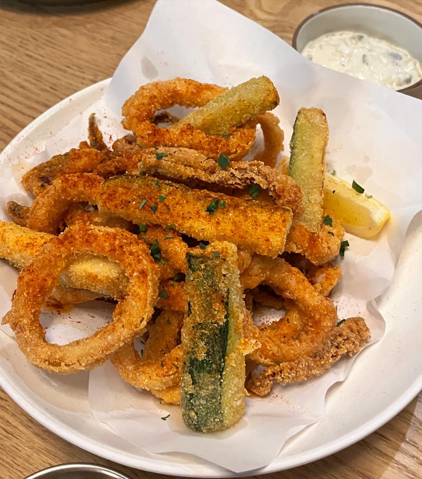 여러사람 추천으로 가게 된 #더이탈리안클럽 
뇨끼에 홀려서 예약!

#calamarifritti 
최애 에피타이저 오징어 튀김 🍤

#gnocchialtartufo 😋
트러플향 낭낭한 대망의 뇨끼
딱 좋은 농도의 크림에 도톰한 뇨끼가 너무 좋았음
항상 물려서 뇨끼 다 못먹었는데 여기는 완그릇(?)

#pastaallarrabbiata ✨
크림에 느끼할뻔한 걸 구제해줌
덕분에 아주 깔끔하게 완그릇

#pancettagrigliata 🍖
개인적으로 불호
다된 밥에 불호 뿌리기
다들 시키길래 따라시켰지만 실패

총평_ 뇨끼와 아라비아따는 세트로 묶어도 될 것 같다 
라쟈냐도 궁금해서 다시 와야겠음!