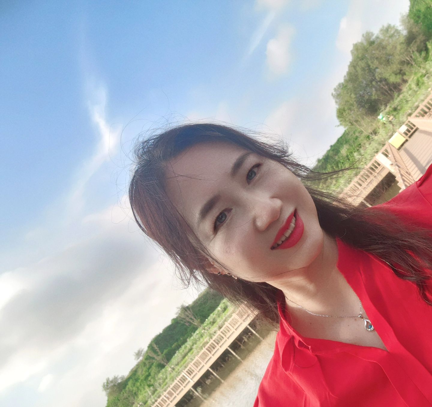 사진을 비스듬하게 찍었는데 머리 위로 날아가는 새 형태의 구름포착~! 
요즘은 앱으로 뽀샵을 안하면 사진을 올릴 수가 없네 
냐하하핫~ ^^

#새구름 
#셀카는뽀샵으로