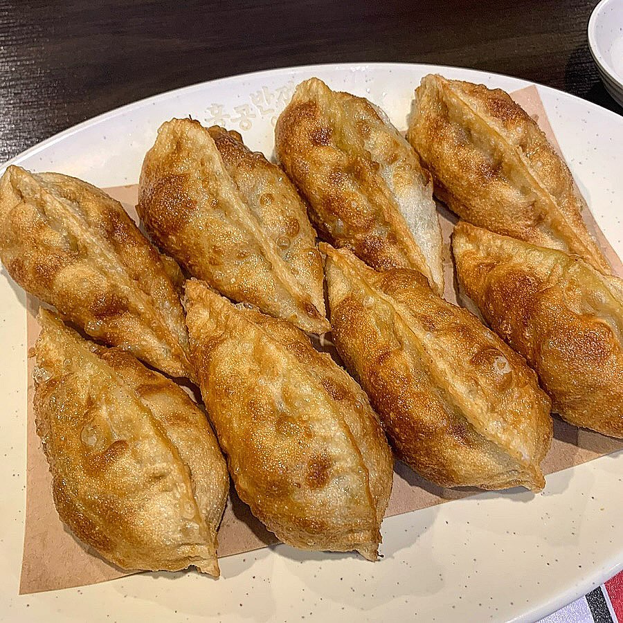 👉 홍콩반점 0410

. 수원역 로데오거리 지하에 위치해 있어요.
짜장과 빠질수없는 군만두 까지 주문.

. 군만두가 엄청 바삭!!
일반 짜장면 집에서 덤으로 주는 
어설픈 군만두가 아닌
​돼지고기와 갖은 야채를 직접 다져서 
만든 정통 군만두로 내용이
알차게 들어있어서 더 주문해야하나 고민했어요❤️

. 쟁반짜장은 풍성하게 들어간 
야채와 고기, 그리고 해산물을 
홍콩반점 특유의 불맛으로 볶아내어서 
양이 은근많았어요.
​느끼하지 않게 약간 매콤한도 
추가되어 더 맛도리였습니다 :)

✔️ 쟁반짜장 14,000₩
✔️ 군만두 6,000₩

📍 영업시간 : 11:00 ~ 22:00
📍 브레이크타임 : 14:40 ~ 16:20
📍 장소 : 경기 수원시 팔달구 향교로 20

#맛스타그램 #맛스타 #맛집 #밥스타그램 #밥스타 #밥집 ​#먹스타그램 #먹그램 #먹스타 #일상스타그램 #일상그램 #일상 #푸드 #내돈내산  #오늘뭐먹지 #홍콩반점 #홍콩반점0410 #수원역맛집 #쟁반짜장 #군만두 #수원홍콩반점0410 #수원맛집 #얌쓰_수원