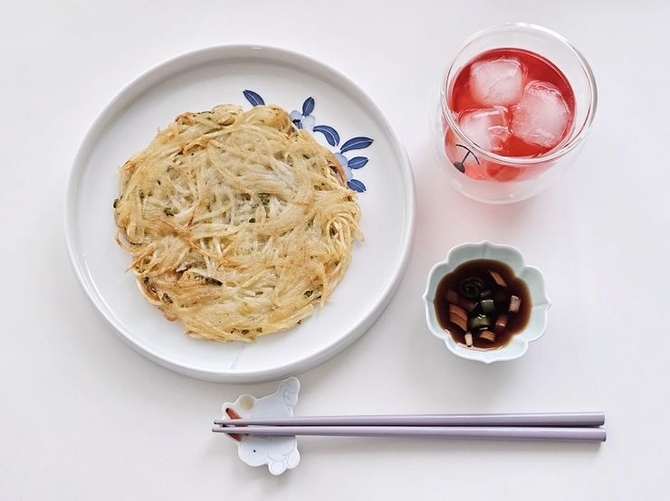 🎈

자꾸 손이 가는 맛!!

바삭바삭 맛나는 감자채전 🥔

재료는 초간단
감자 2개, 청양고추 2개, 부침가루 3T, 소금, 후추 약간

껍질을 제거한 감자를 채칼을 이용해 얇게 썰고
청양고추 잘게 다져 감자채에 섞어주고
소금, 후추 뿌리고
부침가루 넣고 가볍게 섞어준 후
기름을 넉넉히 두른 팬에 감자채를 얇게 펴서
앞뒤로 노릇노릇 부쳐주면 바삭바삭 맛있는 감자채전 완성

가벼운 한 끼 식사 대용으로 술안주로
아이들 간식으로 강추 ·ᴗ·

#감자요리 #감자채전 #감자
#감자부침개 #여름간식
#바삭한감자채전
#감자채전만들기