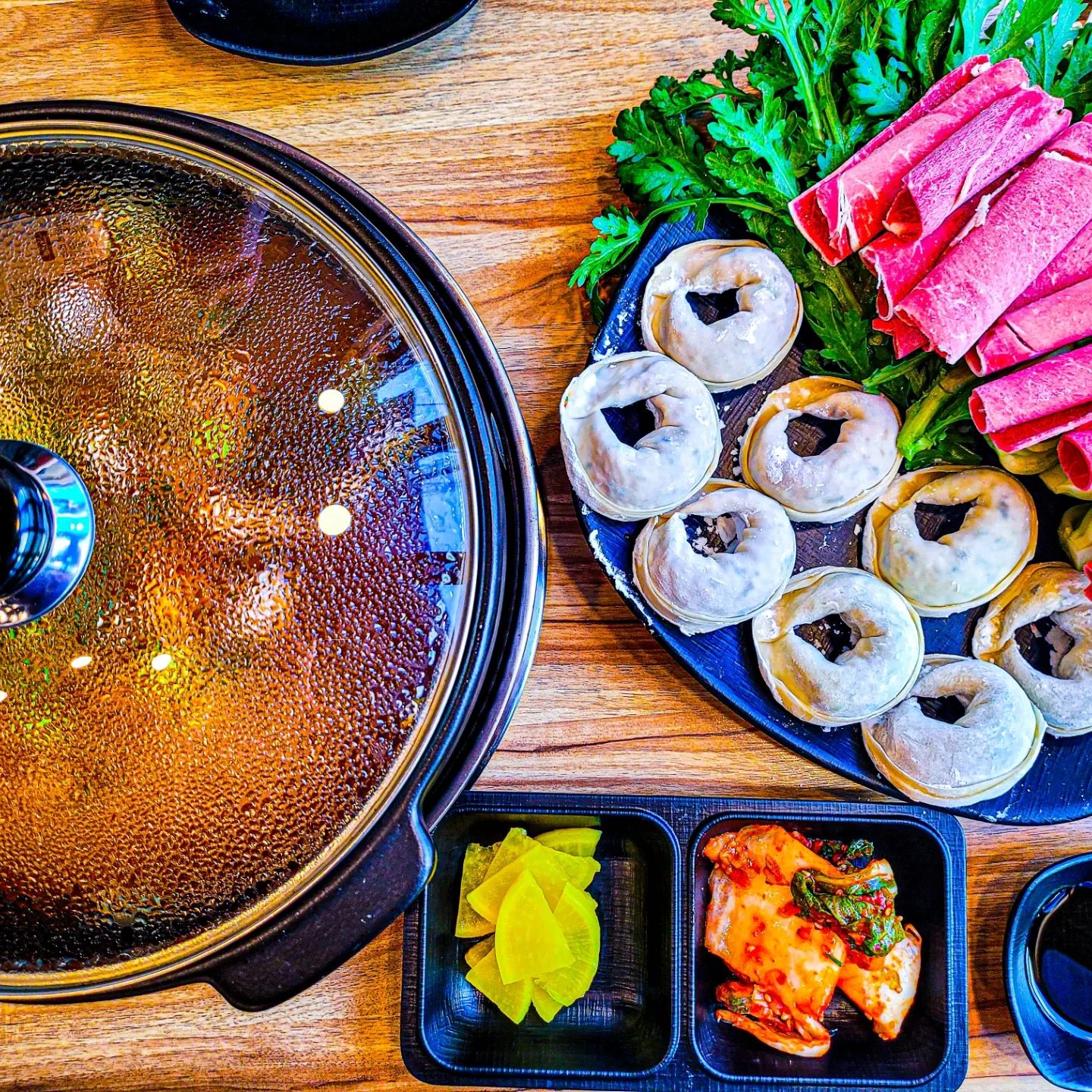 #먹팔맞팔 [대전, 관저동 맛집]두손개성만두!

새로 오픈한 만두 전골집이 만두를 받아쓰지 않고 빚어서 내준다고 하여 얼른 방문해 보았어요😁

가장 위에 있는 메뉴가 메인 일테니 우리는 만두전골로 주문했어요😀

기다리는 동안 김치와 단무지를 세팅해주셨어요
만두전골의 구성은 만두(인당4개),야채, 샤브샤브소고기, 칼국수 조금 이렇게 나와요 

물이 끓으면 만두를 가장 먼저 넣고 만두가 익을때 까지 샤브샤브를 즐겼어요
소고기는 특별한것 없는 샤브샤브의 맛이었고 만두는 피가 적당히 얇아 크지않아도 푸짐한 느낌이 있고 맛도 있었어요
(역시 만두 전문점이었어요😊)

만두와 야채까지 먹고선 칼국수를 넣고 더 끊였어요
(면 너무 좋아함🤤)

칼국수는 면을 만들기 위한 반죽을 따로 한 것 같지 않았고 만두 피로 사용 될 반죽으로 면을 만든것 같은 식감이었어요😁

어찌됐든 저는 면을 좋아하니 칼국수까지 맛있게 무리 했어요

이렇게 구성된 음식을 모두먹으니 제가 양이 적은편이 아닌데도 배가 꽤나 찼어요☺️

먹는동안 포장해 가는 사람들도 꽤 있는걸보니 벌써 만두 맛이 소문 났나봐요👍

만두가 생각나는 날 관저동 두손개성만두 추천드려요

♧상호명 :두손개성만두
♧브레이크타임 없음
♧주소 : 대전 서구 관저동로73번길 21 1층

#안주 #야식 #맛집 #먹스타 #먹스타그램 #배달맛집 #맛있다그램 #먹스타맞팔 #먹방스타그램 #음식 #음식사진 #음식스타그램 #관저동맛집 #관저동만두전골 #대전맛집 #대전만두전골 #두손개성만두