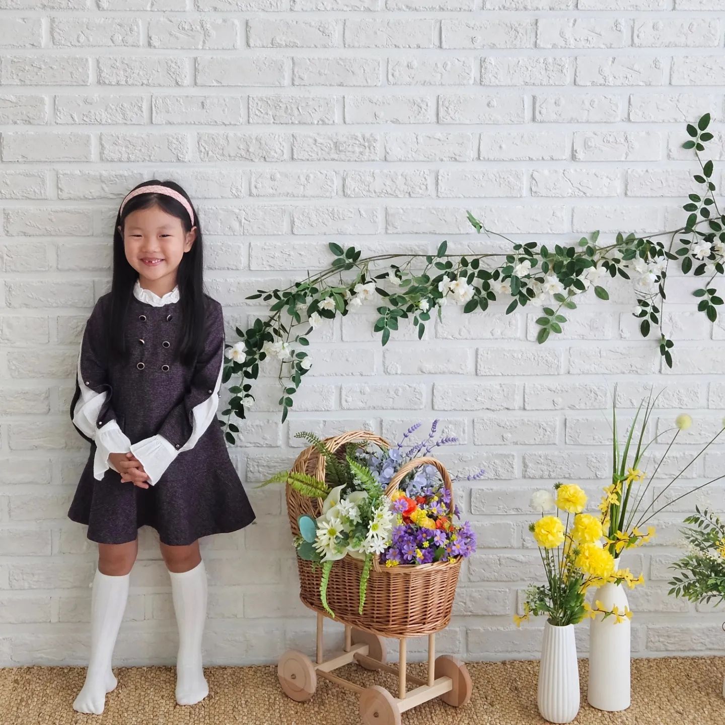 #데이먼스스튜디오 
day_month_studio 

귀염둥이 로로희
6세 사진은 데이먼스스튜디오에서🩷
자다 일어났는데도 짜증 안내고 
억지미소로 예쁘게 찍고옴

작가님이 다양한 각도에서
다양한 포즈로 뚝딱이 로희도 뚝딱뚝딱 잘 찍어주신👍

#김로희도뚝딱이ㅋㅋㅋㅋ #집에서만끼쟁이ㅋㅋㅋㅋ
#김해사진관 #장유사진관 #김해스튜디오 #주니어촬영