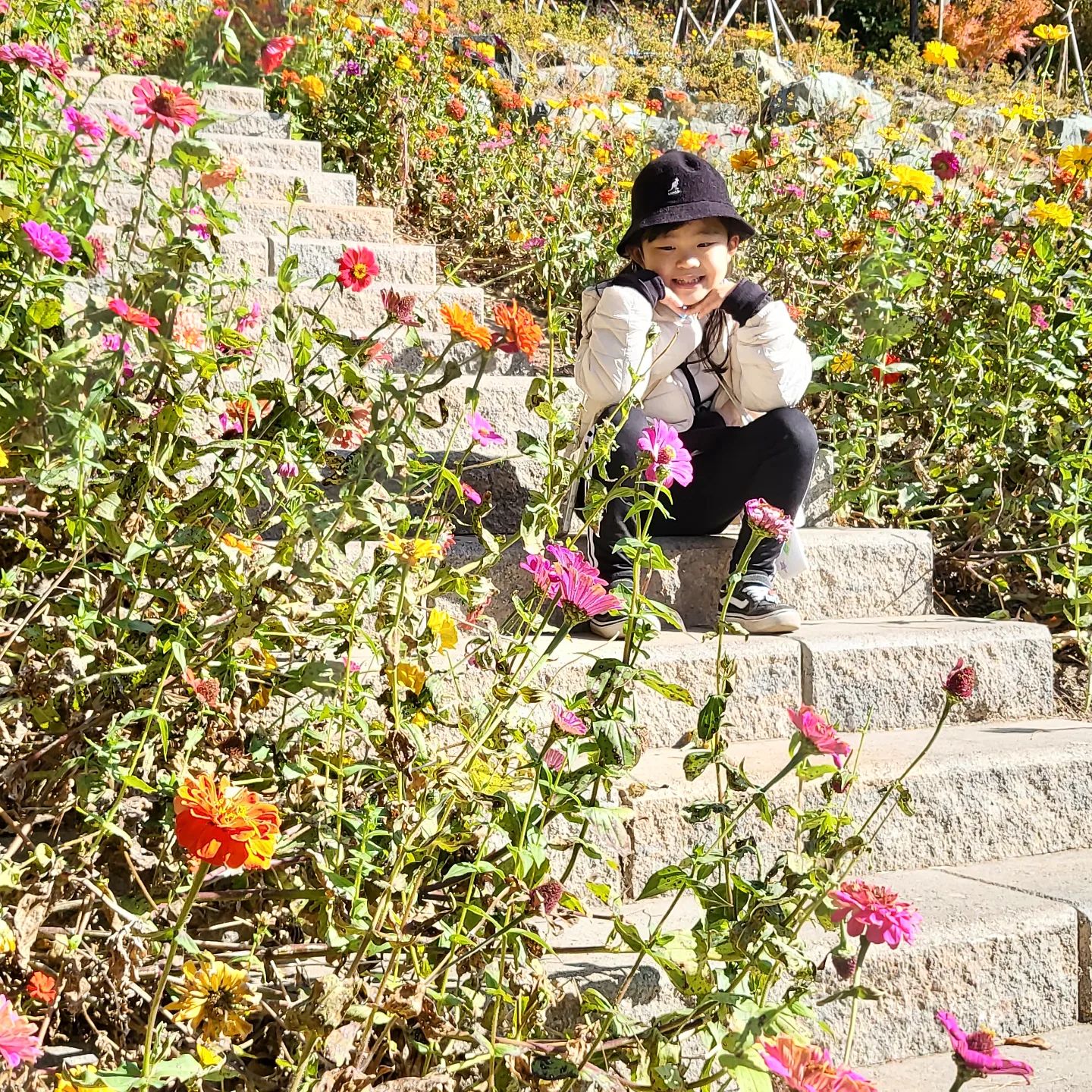 깊어가는 가을
단풍 보러 친정엄마 모시고 입곡군립공원 출동🍁
단풍이 우거진 숲길과 출렁다리는 걷기에 너무 좋았어요~
둥그런 보트도 타고 도란도란 얘기도 하며 경치도 즐기니 가족 모두가 제대로 힐링한 일요일🥰
.
키가 아직 130cm가 안되는 예린이는 하늘자전거를 못타서 아쉬워했지만...
쑥쑥 자라서 내년 봄에 꼭 타러 다시 오기로~