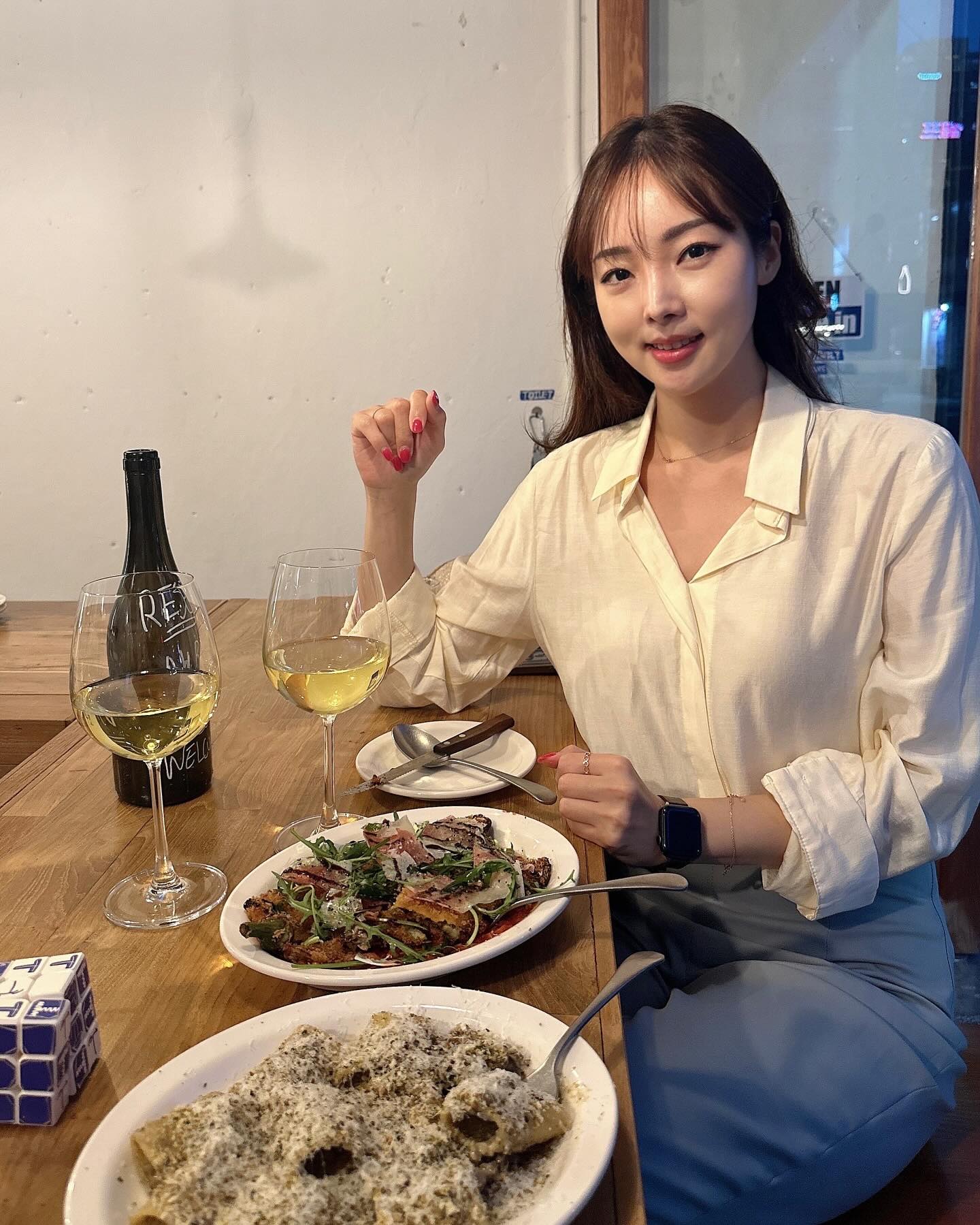 화이트 라구가 필살기인 역대급 맛집 #툭툭탁
⠀
군자역 근처에 위치한 이 곳은
요리에 진심인 사장님이 맞이해 주시는 와인바‼️🤍
⠀
오픈주방 다찌석이라 데이트, 친목, 소규모 모임 등에 딱✨
⠀
✔️브랏부어스트 화이트 라구(19,000원)
독일식 소세지 부랏브어스트에 들어가는 
다양한 향신료들이 들어간
화이트라구소스와 파케리면의 조화
쫀득 탱글한 면 안에 콕콕 박힌 고기를 씹는 재미도 있다.
요리에 대해 잘은 모르지만,
역대급 라구라고 할 수 있다🥹
⠀
✔️가지 프로슈토 슈니첼(16,000원)
매콤한 토마토소스, 루꼴라, 프로슈토, 치즈와
잘 구운 가지를 빵가루를 입혀 튀겨낸 요리‼️
바삭한 겉면과 촉촉한 가지와의 만남이 환상적이다.
추천해주신 와인과 잘 어울렸으며,
루꼴라 향이 굉장히 잘 어울렸음👏
⠀
군자역에 이런 맛, 가격, 음식 퀄리티라니🥹
특별한 데이트 장소를 찾고 있다면,
툭툭탁 어떤가요?🤍

📍위치: 서울 광진구 면목로 26 1층 툭툭탁 (나무문)
📍영업시간: 18:00~24:00/ 매주 일,월 휴무
⠀
#군자역와인바 #군자역맛집 #군자역파스타 #군자역와인 #군자역맛집추천 #군자역데이트 #군자역술집 #군자역와인바추천 #와인바추천 #라구파스타맛집
