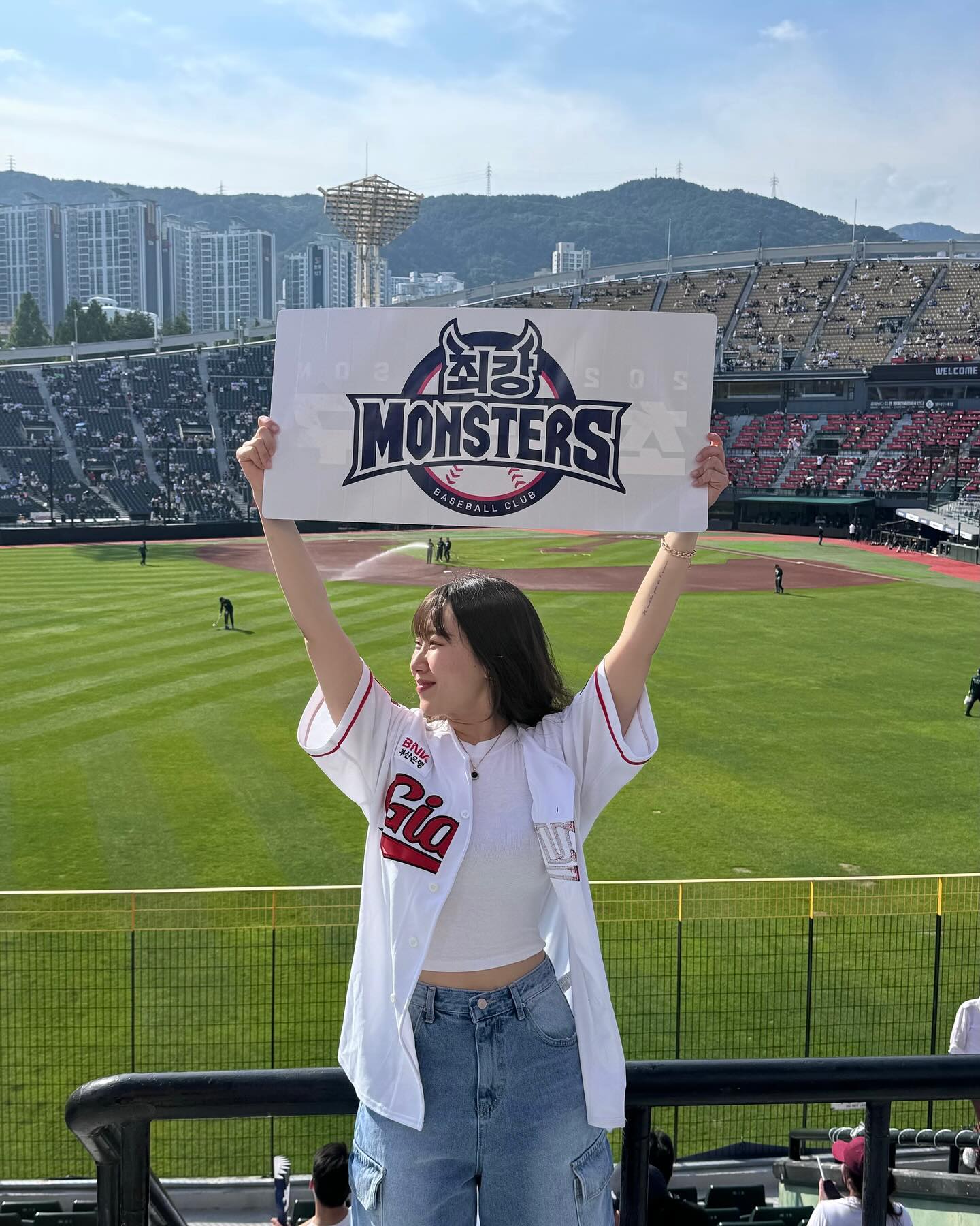 첫 부산 사직야구장⚾️

야구장에서 맥주마시기 버킷리스트도 해보고~
최강야구 직관하면서 연예인도 보고~
치킨,족발,떡볶이,과자 그냥 맛있는거 다 먹고~

노을지는 너무 행복해서 감탄하는 와중에
홈런쳐서 폭죽터지는데,,
그냥 모든게 꿈 같았던 하루💗
.
#사직야구장 #최강야구 #롯데자이언츠