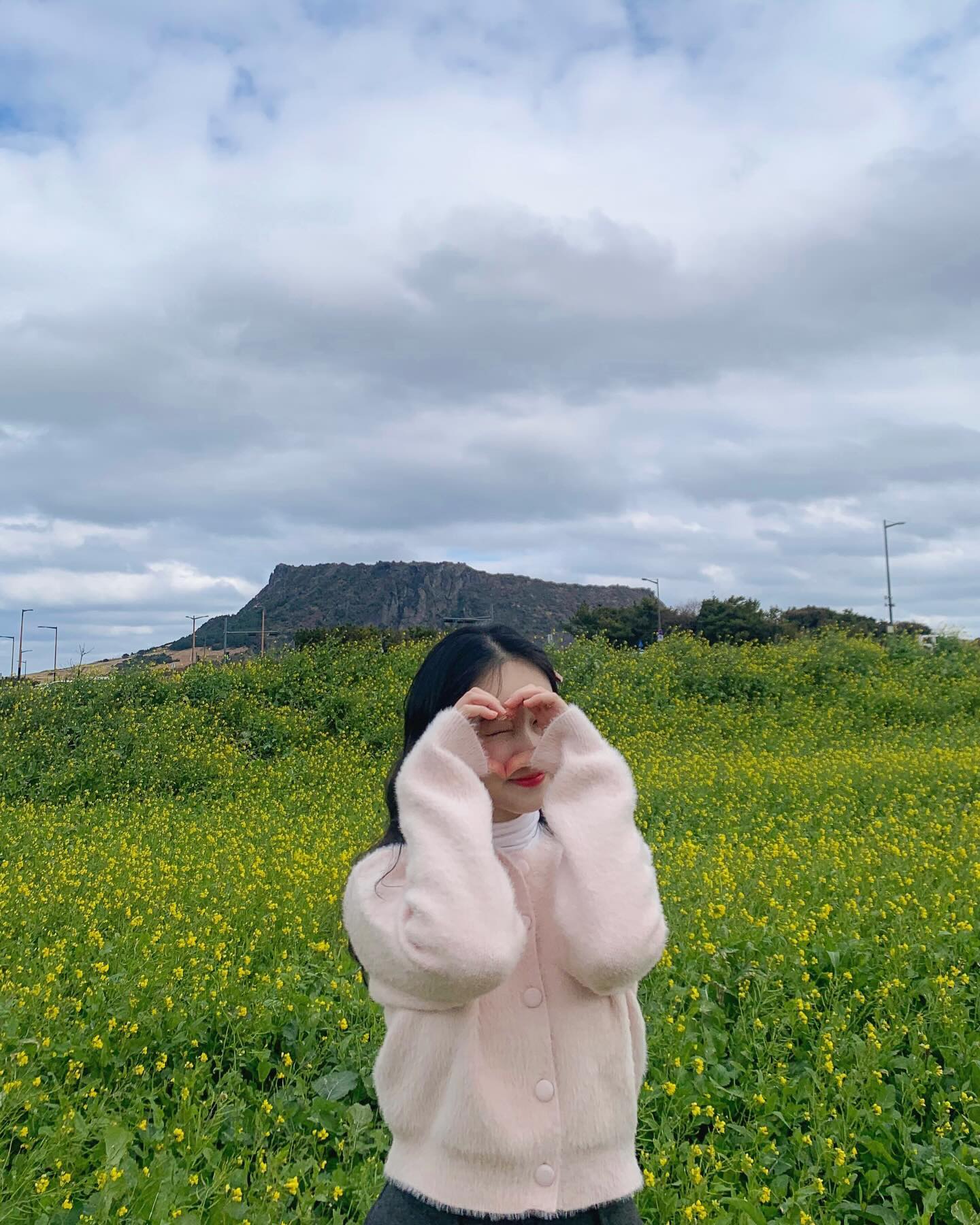 성산일출봉 처음 가봐서 신난 사람 ෆ⃛ 
윙크 고자 상큼한 척 해볼라고 애써봤는데 시큼하누,,?

날씨가 안 도와줘서 2% 부족하지만 1월에도 유채꽃으로 벌써부터  봄 느낌 가득한 제주 🌼

📍성산일출봉, 제주