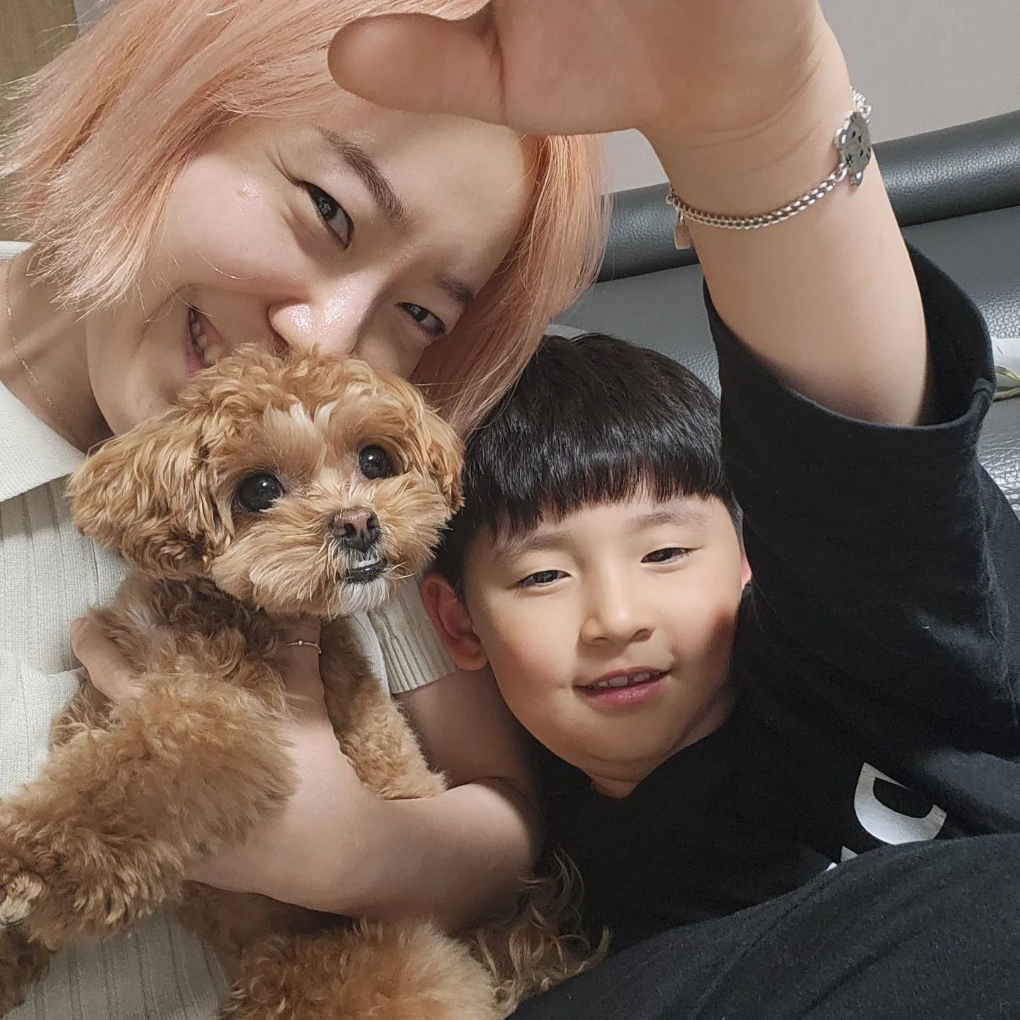 우리는 1박한 사이 ♡
8살어린이에게 용돈받은날..
쪼꼬만손에 무언가 가져오더니 
"이모 이거 내가 진짜 아끼는건데 이모줄께~"
자기 용돈 가져다줌..또르르..감동이야 하준씌♡
이모 던 많이 벌어서 부자 되서 영던 마니줄께!
힣힣힣...