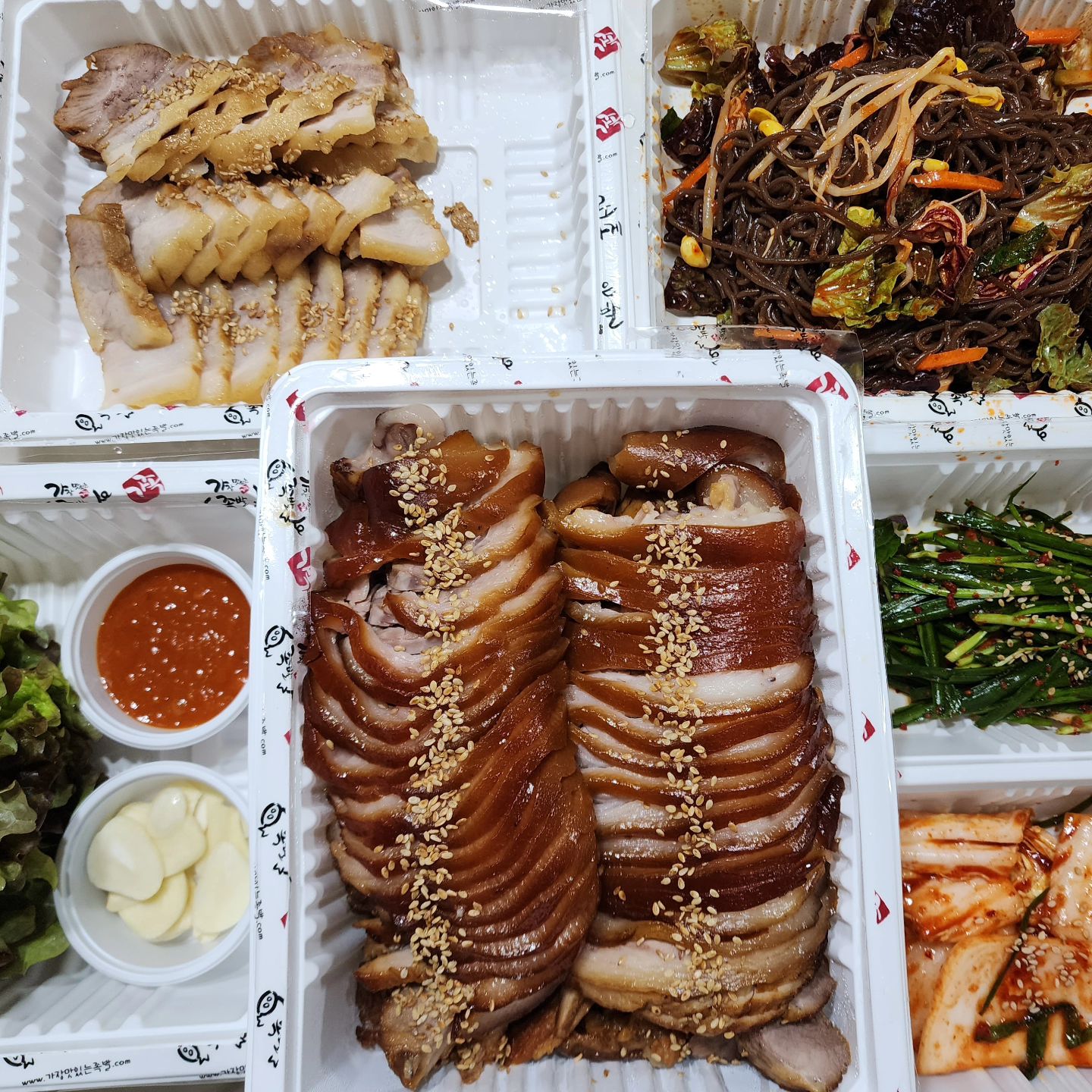 📍가장맛있는족발 효자점
📍명품앞발 39000원 보쌈추가19000원

족발전문집 답게 족발이 정말 맛있었고
보쌈은 살짝 아쉬웠다😄
은근히 맛있게 만들기 힘든 음식인가 보쌈이..

뭐든 그집에서 제일 유명한것만 무야해 암...

#가장맛있는족발 

족발은 앞발이지 🐖