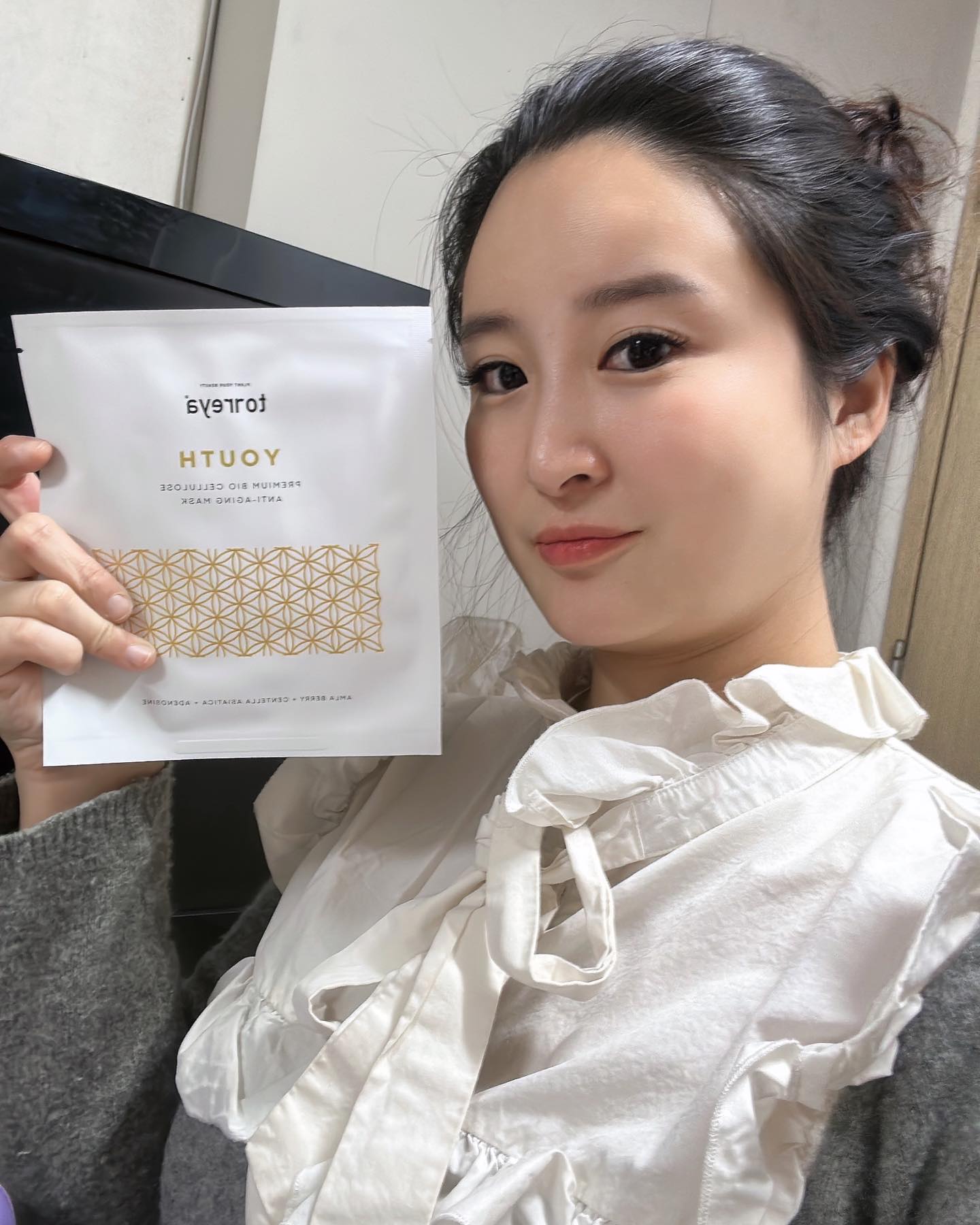 #협찬

주름개선, 미백 이중 기능성
- 정제수 대신 병풀추출물 58%, 다마스크 장미꽃수 10% 함유
(정제수는 원료안에 포함된 0.5%에 불과하며 병풀추출물과 다마스크 장미꽃수로 가득채워 보습, 진정, 피부 재생 효과에 도움을 줍니다.)
- 인디안 구스베리 열매 추출물 함유 : 강력한 항산화 효과
- 펩타이드 콤플렉스 : 피부 탄력, 안티에이징 효과
- 특허 소재인 바이오 셀룰로오스 시트, 제2의 피부라고 불릴만큼 피부에 가장 적합한 시트, 코코넛 유액으로 만든 천연소재로 피부 자극 0%
- 직경 80~100nm의 나노미세구조로 밀착력이 뛰어남 : 얼굴의 굴곡진 부분, 움직임에도 잘 떨어지지 않음
- 전성분 EWG GREEN (1-2) 등급 성분만 넣은 저자극 마스크팩
사용 직후 피부가 즉각적으로 밝아지고 손으로 만져보니 끈적이지 않고 쫀쫀함이 느껴져요. 

 #토레야 #torreya #마스크팩 #마스크팩추천 #주름개선 #수분팩 #진정팩 #1일1팩 #홈케어