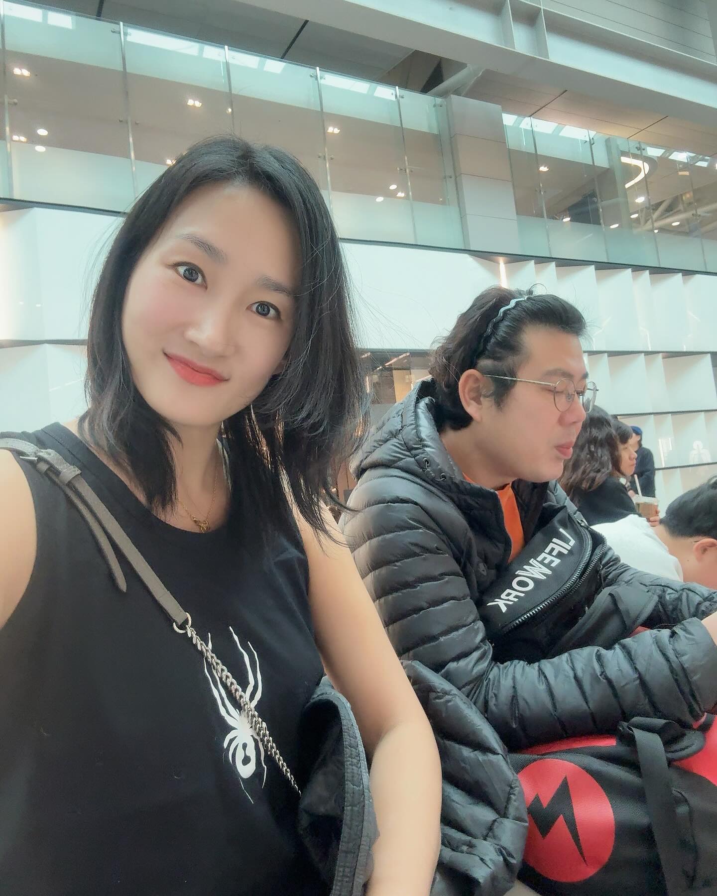 ✈️ 여행은 아무리 갑자기 가는거라지만..

진짜 계획에도 없던 올해 첫 여행은 
#태국다이빙 #시밀란리브어보드 #다이빙투어

역마살 가득한 P와 함께 사니 대문자 J였던 저도 소문자 j로 변하더니 지금은 뭐 그냥 거의 p에 가까워진듯해요😂😂 

며칠전에 급 가기로 결정.
그래도 아직은 j와 p경계를 미친듯이 왔다갔다 하는 중이라 ㅋㅋ 이왕가는거라면...?!...푸켓은 처음인 신랑을 위해서..

리브어보드마치고 한국오기전 푸켓에 이틀 더 머무는 일정까지 추가해서 어제 하루동안 급하게 코스 짜고 예약하고 공항에서 방금 마무리 컨펌 & 입금까지 완료! 너를 위해 준비했다

근데.. 이와중에 11월에 다녀온 다이빙백을 열어보지도 않고 그냥 들고 나와버리는 센스를 발휘하신 너란남자...(그동안 짐도 안풀어놨던거냐...) #대다나다 🤣🤣🤣

그나저나 뱅기 연착인가요...또.....
왜안오니...

-
#태국여행 #푸켓여행 #잘다녀오겠습니다✈️