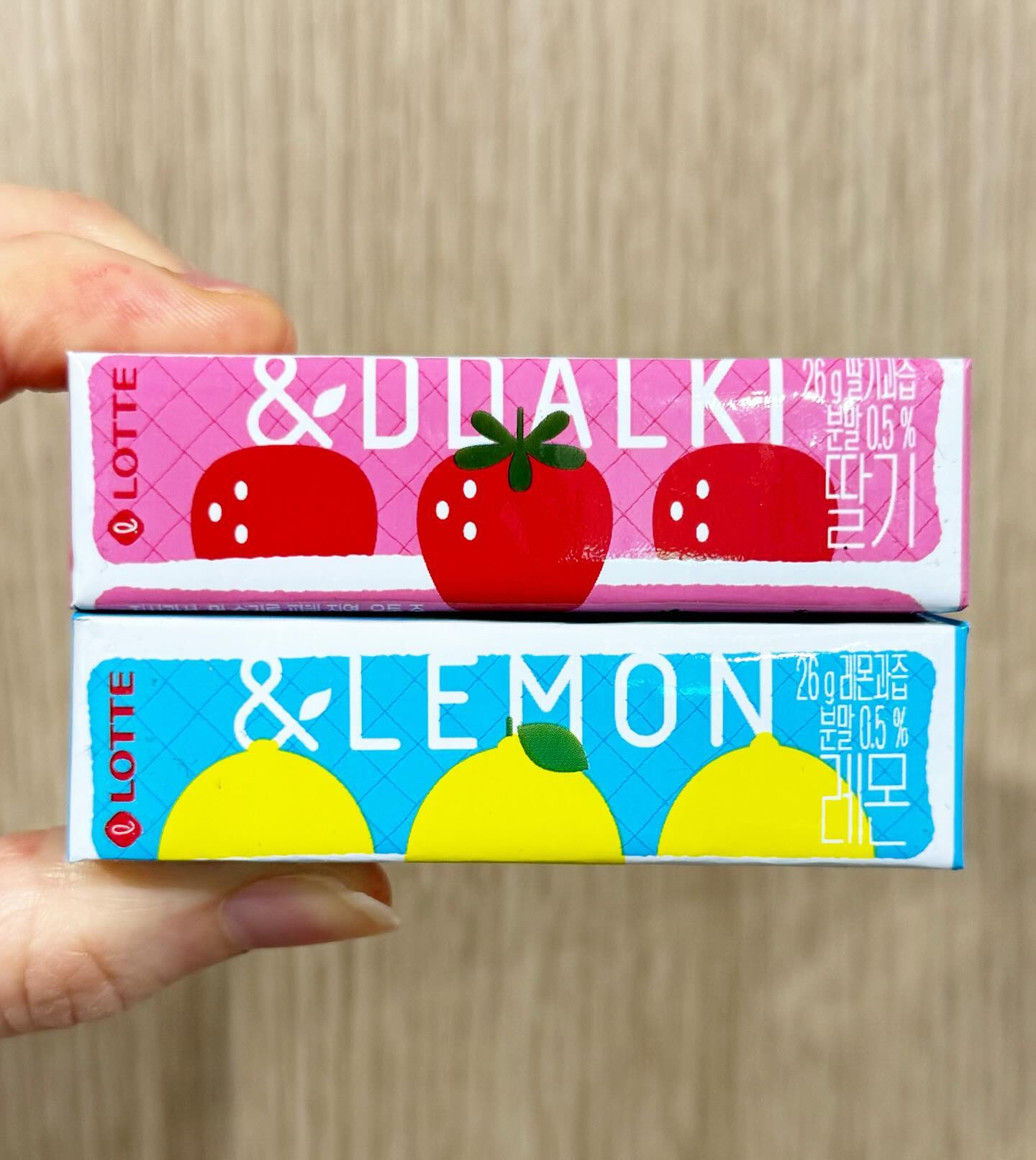 #마트 #롯데웰푸드 #엔딸기껌 #엔레몬껌 (각 1000) 🍓🍋

껌 신제품들 궁금했는데 요거 두개 발견해서 사먹어본 후기🔥

둘다 9개입으로 알차게 들어있었고 맛은 적당한 딸기&로즈마리와 레몬&페퍼민트 맛으로 로즈마리나 페퍼민트 맛 은은하게 느껴져서 잘 어우러졌고 상큼달달하면서 무난무난하게 먹기 좋을듯한 과일껌👍
-
#빵효진_마트