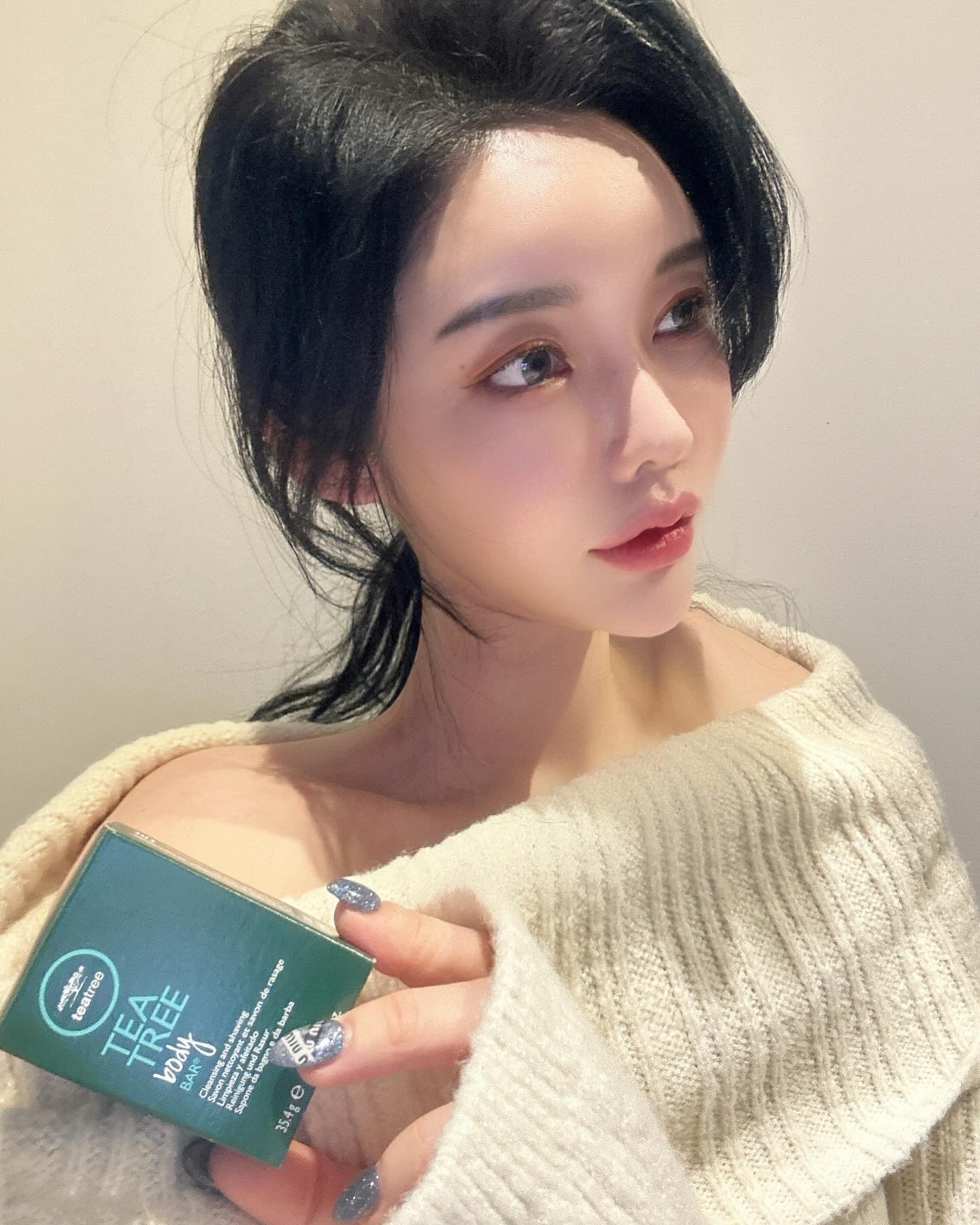 #협찬

건조함끝판인 저인데
요즘 클렌징바 많이들쓰더라구요

바디클렌징비누긴한데^^
이건좀 다르자나? 우리아무거나쓰면안되!!

”폴미첼 티트리 바디바“ 
천연유래성분이고
100% 호주산 티트리 오일 함유 되어있어서
진정에 좋고 등트러블 온갖트러블 
다잠재워준다구~!!
거품은 풍성풍성~~ 버블버블
샤워후 촉촉하게 마무리

온가족이 모두사용가능하고 
아로마홈테라피로도 넘좋아 

 #바디바 #티트리바디바 #뷰티바 #목욕비누 #천연비누 #티트리비누 #샤워비누 #클렌징바 #등관리