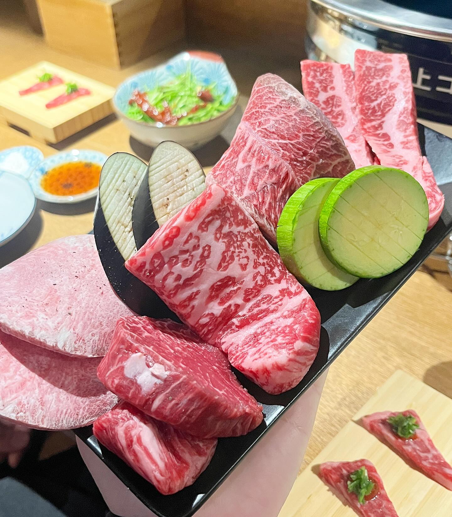 #협찬 프라이빗한 분위기의 소고기 오마카세
”우시야 방이점“

오늘의 픽 메뉴🍴
우시야 B코스 인당 79,000원
육사시미,우설,고기4종(안심, 채끝, 부채, 업진살)
꼬리구이,특양,대창
솥밥+묵은지조림,디저트

고기와 곁들여 먹는 부추 샐러드와 박고지 절임
와사비와 소금, 폰즈 소스는 기본 세팅 되어 있었어요

신선함이 느껴지는 영롱한 고기 마블링이며 퀄리티 너무 좋아
육사시미는 인당 2개씩 제공해 주시는데 
식감 부드럽고 애피타이저로 제격👏🏻
화로에 숯불로 구워주시는데 불향 가득가득🔥🔥
꼬들꼬들한 식감이 독특했던 우설
소금에 찍어 먹은 안심은 살살 녹는다 녹아😋
우시야만의 소스에 담가 구운 채끝살은
소금에 찍어 호박과 같이 먹으니 찰떡궁합😍😍
데리야끼 소스로 간이 된 가지와 함께 먹은 고기도 완전 별미
소꼬리 구이는 처음 먹어봤는데 
뼈 옆에 고기가 양념 덕분에 존맛❤️

식사로 옥수수 넣은 솥밥에 소고기가 들은 묵은지 조림에
디저트로는 매실청에 절인 토마토까지 깰꼼한 마무리😆

주소
👉🏻 송파구 백제고분로 490 1층

연락처
👉🏻 010-9920-9280

영업시간
👉🏻 매주 월요일 휴무
👉🏻 매일 17:00 ~ 23:00
👉🏻 LO 21:30

#디너의여왕 #잠실오마카세 #잠실야끼니꾸 #잠실소고기맛집 #석촌호수맛집 #잠실맛집 #방이맛집 #소고기맛집 #고기그램 #고기사랑 #먹그램 #주말그램 #먹부림