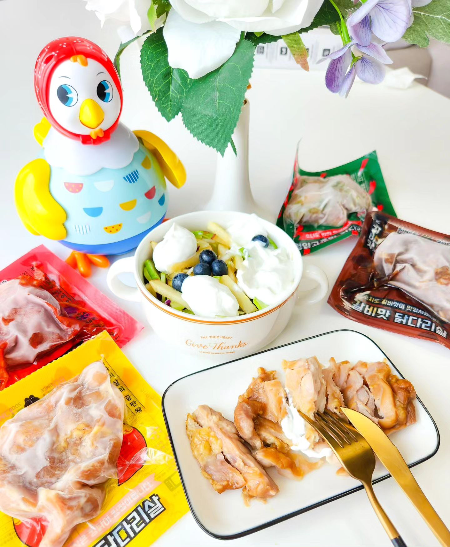 #협찬 👉​영상
식단관리도 맛있게 킹닭으로~!!🐔🐔

맛 없는 닭가슴살은 저리가라!
킹닭은 닭다리살 순살로 만들어 부드럽고, 75도 스팀공법으로 촉촉해요~

✔️#훈제닭다리살 #갈비맛 #청양고추맛 #킹매운맛

저는 훈제닭다리살 전자렌지 1분 돌렸는데 넘 
간편하고 훈제맛이라 맛있고, 촉촉하니 샐러드와 
너무 잘 어울려요~
냉동인데 바로 꺼내 돌려도 이렇게 맛있다니요!

10% 할인 쿠폰 이벤트 진행 중!!
한끼는 킹닭으로! 또 밤에 치킨 생각 날 때 꺼내서 
먹고 있어요~

스팀으로 육즙이 줄줄~ 킹닭드세요~

📍#킹닭 kingdak_official
#닭다리살 #통다리살 #통닭다리살 #닭다리살구이 #훈제닭다리 #스모크닭다리 #허브맛 #닭다리치킨 #통다리 #닭다리치킨 #식단관리 #간편식 #운동 #등산 #오운완

🐔