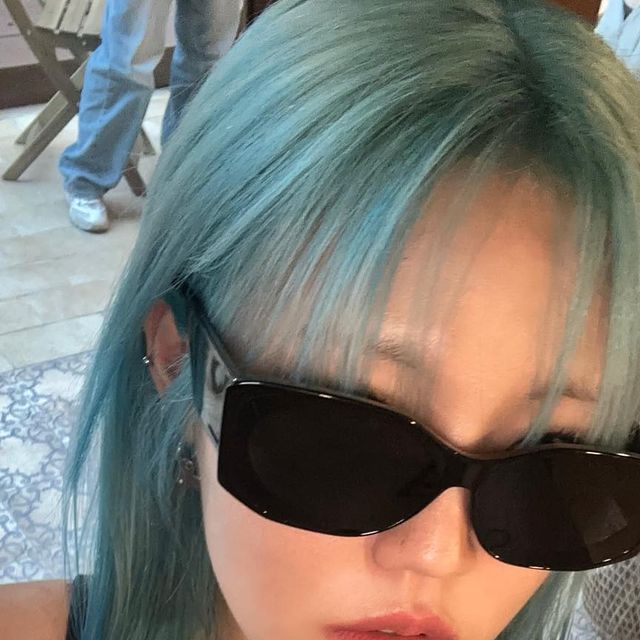 Curie 큐리 on Instagram: "@right_here_women 뜨거운 햇빛에 눈보호와 멋짐까지 완벽🕶️ 사계절 룩포인트 필수템🖤 착용한 모델은 와이드 스퀘어 이중 프레임 (SG66) 입니다. #롸잇히어 #right_here"