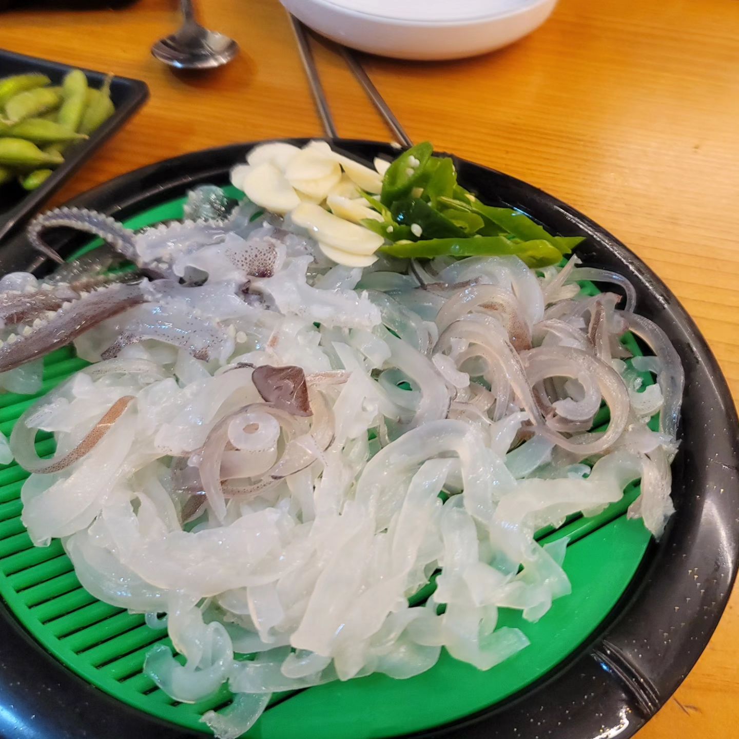 .
내가 좋아하는 횟집

오징어 회를 넘 좋아하는데
다른 곳에는 안보이지만
이 곳은 팔고 있어서
너무 좋아😁😁

오징어랑 우럭회 시키고
마지막 매운탕까지😋
그치망 탕 사진을 못찍어버렸네😅😅😅

다른 곳에 비해서
스끼가 없지만
그래도 회 양은 충분해서
오로지 회로 배 채울 수 있는 점이 최고!!

또 매운탕을 안먹는데
요긴 생선기름이 많이 없어서
맛있게 잘 먹었다😚

담에 또 가야징💕