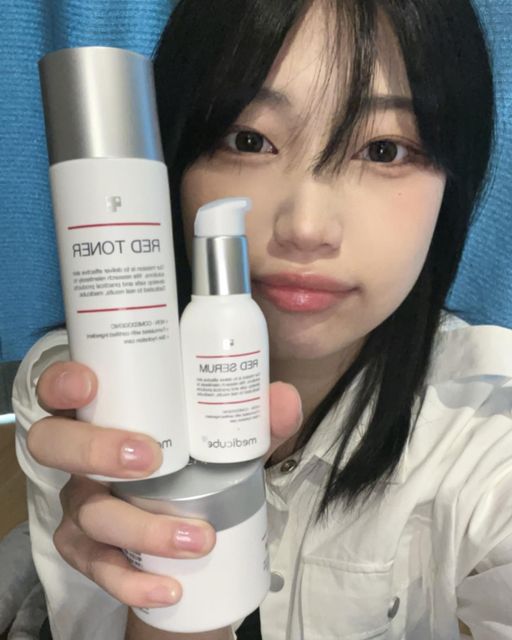 진서 on Instagram: "#광고 이미 여드름성 피부에 유명한 메디큐브 레드라인 3종이 더욱 강력한 성분으로 업그레이드되었어요✨ 고등학교를 들어서면서 민감성 피부로 변해 고민이 많았는데 저