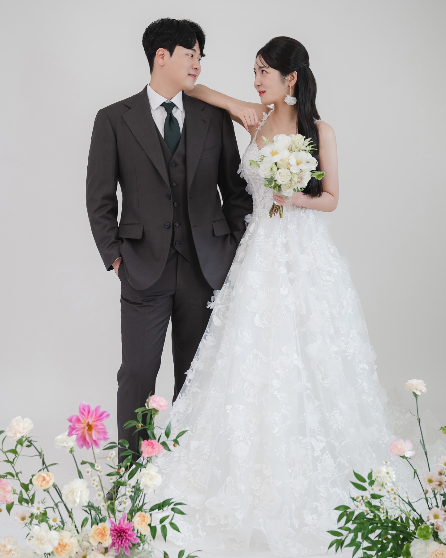 태간➰유나 🤵🏻👰🏻‍♀️

Wedding day D-10

▫️2024.06.02. SUN. 14:20 💍
▫️대전라비에벨웨딩홀 (2층 단독홀)

인생에서 뜻 깊은 날이 10일 앞으로 다가와 조심스럽게 소식을 전합니다🫶🏻
중학교때 알게된 인연이, 성인이 되어 연인으로 이어졌습니다. 19년 06월 04일에 만나, 5년이라는 긴 시간의 끝에 저희 #결혼합니다 ❤︎

한 분 한 분 찾아뵙고 소식을 전하고 싶었지만, 오랜만에 닿는 연락이 결혼소식이라 부담이되지 않을까, 조심스러운 마음에 선뜻 용기 내지 못해 연락을 드리지 못한 분들이 많습니다. 너그러이 이해해주시고, 이 글을 보시고 연락을 주시면 고마운 마음으로 기쁜 소식을 전하겠습니다 🙂

저희 결혼소식으로 불편한 마음의 짐이 되지 않기를 바라며,따듯한 소식으로 전달되길 바라는 마음입니다.

부부라는 기나긴 여정을 시작하는 날, 
오셔서 축하해주시고, 응원해 주시면 더 없이 기쁨 마음 소중히 간직하겠습니다. 저희 부부의 새로운 출발을 축하해 주시는 모두 분들께 감사합니다❤︎

신랑 김태간, 신부 송유나 올림 🤵🏻🤍👰🏻‍♀️