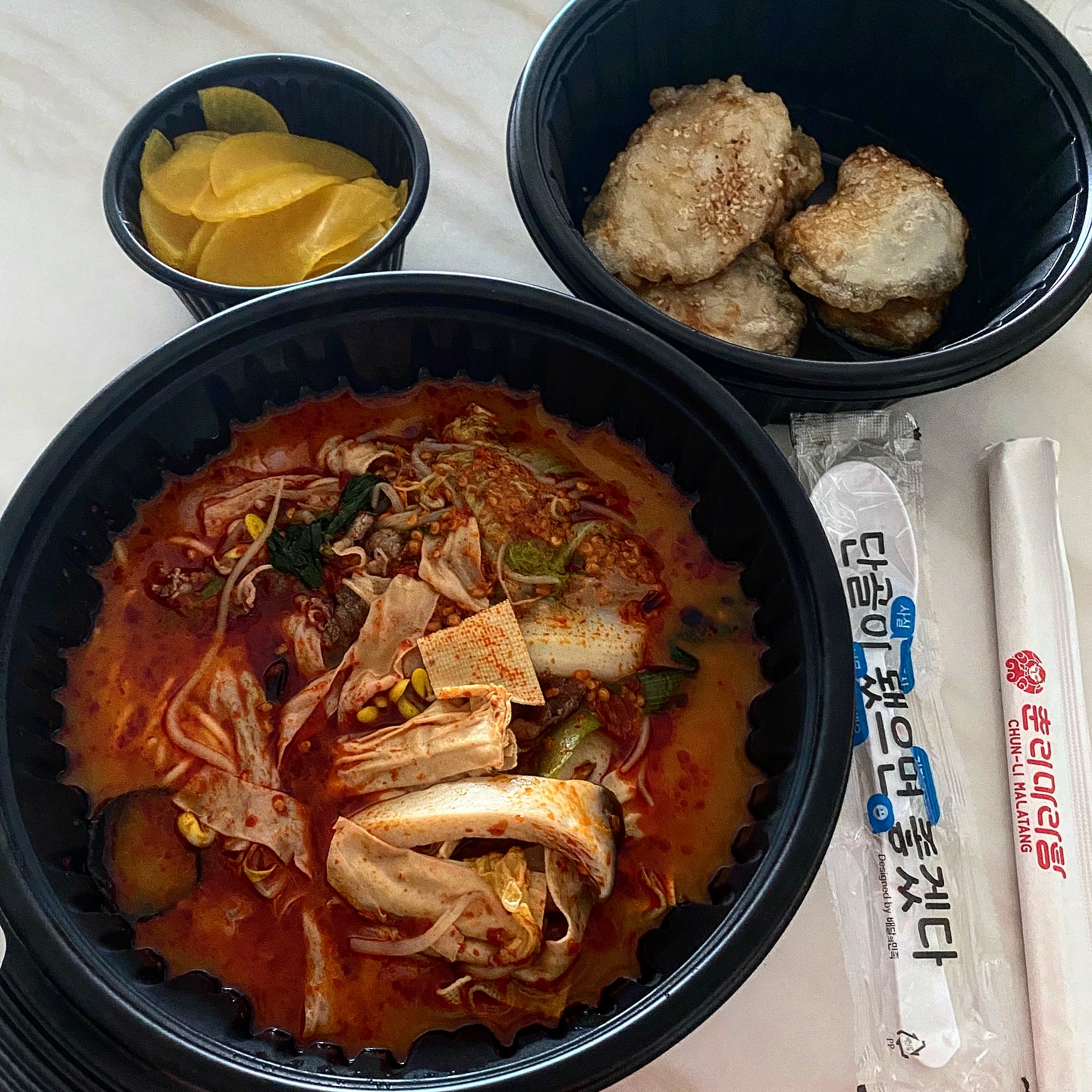 마라탕 맛집 해장에는 맵기올려서 먹는 🌶️ 마라탕🔫🔫 쫀~득한 꿔바로우 맛도리👍 단무지가 얇아서 싸먹기 아주좋아유
이사때문에 바뻐서 활동이 뜸한점 양해부탁해요,,🙏
#오늘의메뉴 #마라탕 #꿔바로우 #춘리마라탕 #마라탕맛집 #해장 #해장맛집 #koreafood #korearestaurant #koreastyle #malatang #spicyfood #guobaorou #食事日記 #クォバロウ #マーラータン #먹스타 #먹스타그램 #먹소통 #먹팔 #먹팔맞팔 #해장스타그램