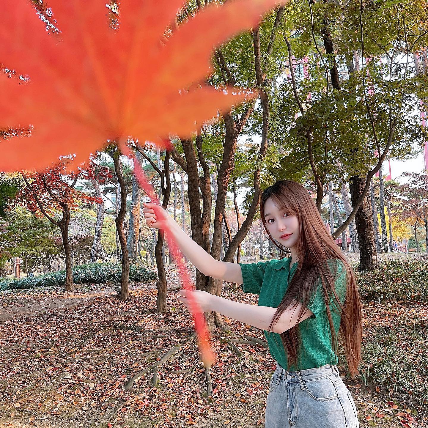 넘 찍고싶었던 #대왕낙엽샷 🧍🏻‍♀️🍁🍂 
카메라 하나로 잘 노는 사람 우리밖에 없을듯
옹동이샷 까지 ^^ 포인트 아주 정확해