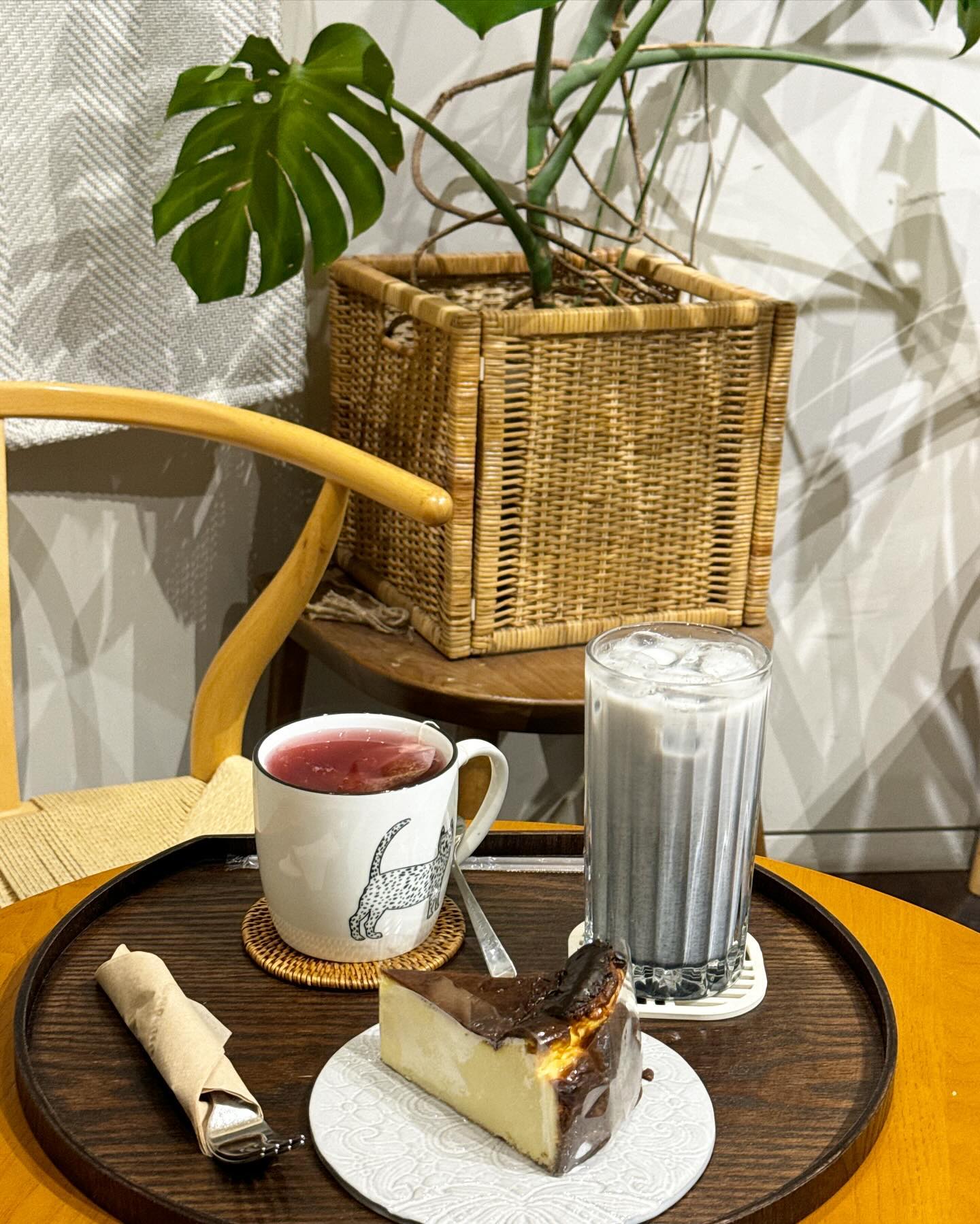 #협찬 coffee_hongdangmooo 

커다란 나무 문을 밀고 들어가면 나오는 아늑한 공간!!☕️
여기에 이런 카페가 있는지 왜 몰랐지?!? #커피홍당무 

요즘 흐김쟈•_•에 빠져서 시켜본 흑임자라떼!
커피도 안들어서 카페인 걱정 없고 꼬숩달달 #할미입맛 저격🖤
바스크치즈케이크도 사실 기대 안하고 먹었다가 꾸덕..하니 부드러운 치즈향이 확 올라와서 눈 똥그래지며 먹었따🧀💛

나무의자부터 소파자리까지 아늑하고 엔틱하게 꾸며져 있으니 감성 낭낭했는데, 햇살 좋은 날 오면 통창 커튼 사이로 비쳐들어오는 빛이 아주 예쁠 것 같았다!

#중곡역 근처 오신다면 #커피홍당무🥕 들러보세요오〰️

#중곡동카페 #광진구카페 #감성카페 #커피홍당무 #디저트맛집 #커피맛집