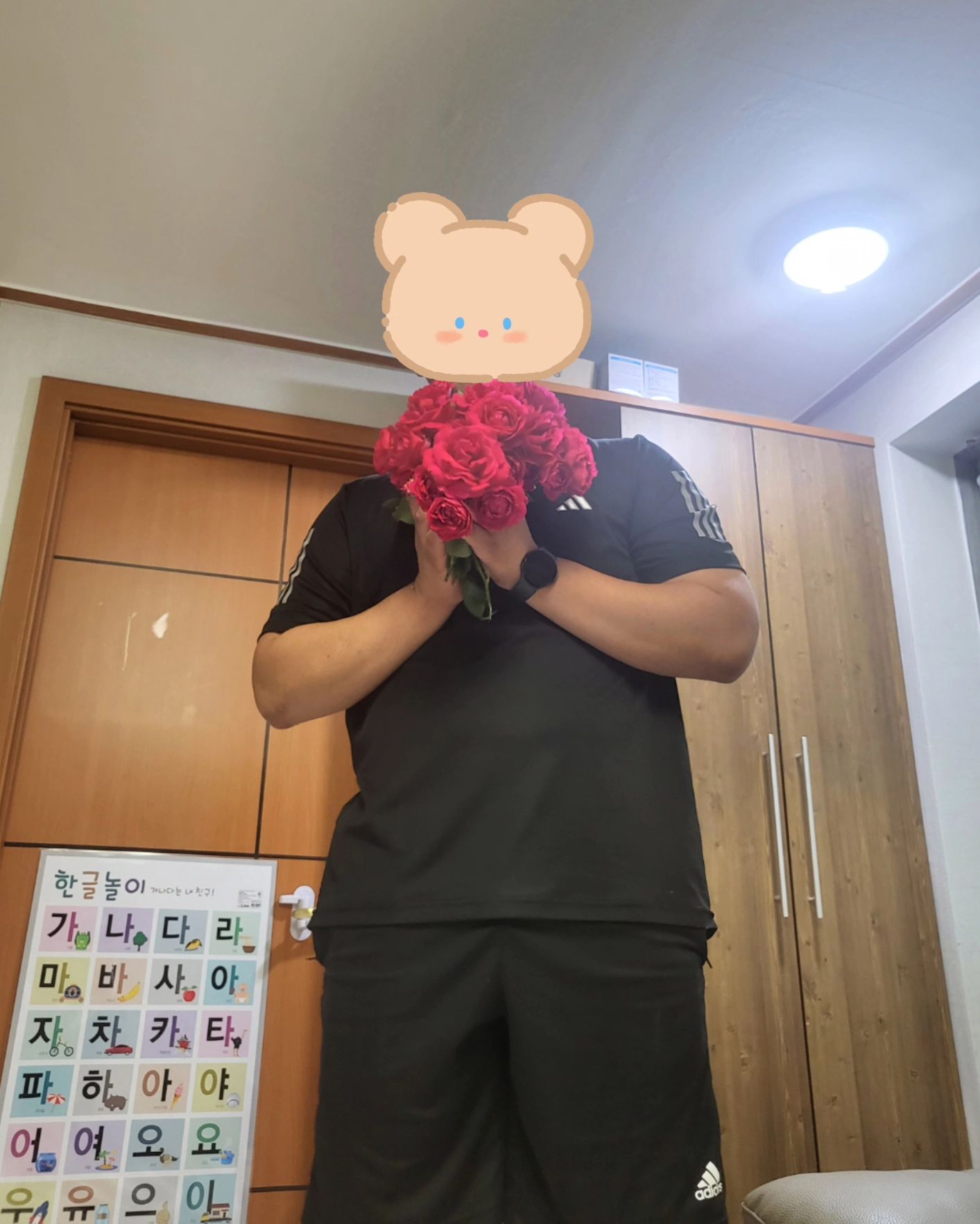 연애5주년, 결혼4주년

계획 잡았지만 딸랑구 폐렴입원으로 남편 얼굴도 못본 결기...🥲🥲

회식했다구 미안하다고 꽃선물 해주는것도좋고, 아직도 날 꽁기꽁기 안아주는것도 좋고, 애기보느라 힘들어할 나를 위해 어떻게든 틈내서 나랑 데이트 해주구, 내앞에서만큼은 입이쉬지않고 수다쟁이인것도 좋아❤️

아직까지도 나는 니가 조으니까 지금처럼만 잘하도록👉👈
(매년 기록할꺼야..잘해😎)

yoonhyuk92

#결혼기념일 #무슨의미인가 #남편선물로 #목이무겁네 #10주년엔 #더비싼거해줘 #나기어다닐꺼야 #ㅋㅋㅋ #나는니가조아♥️
